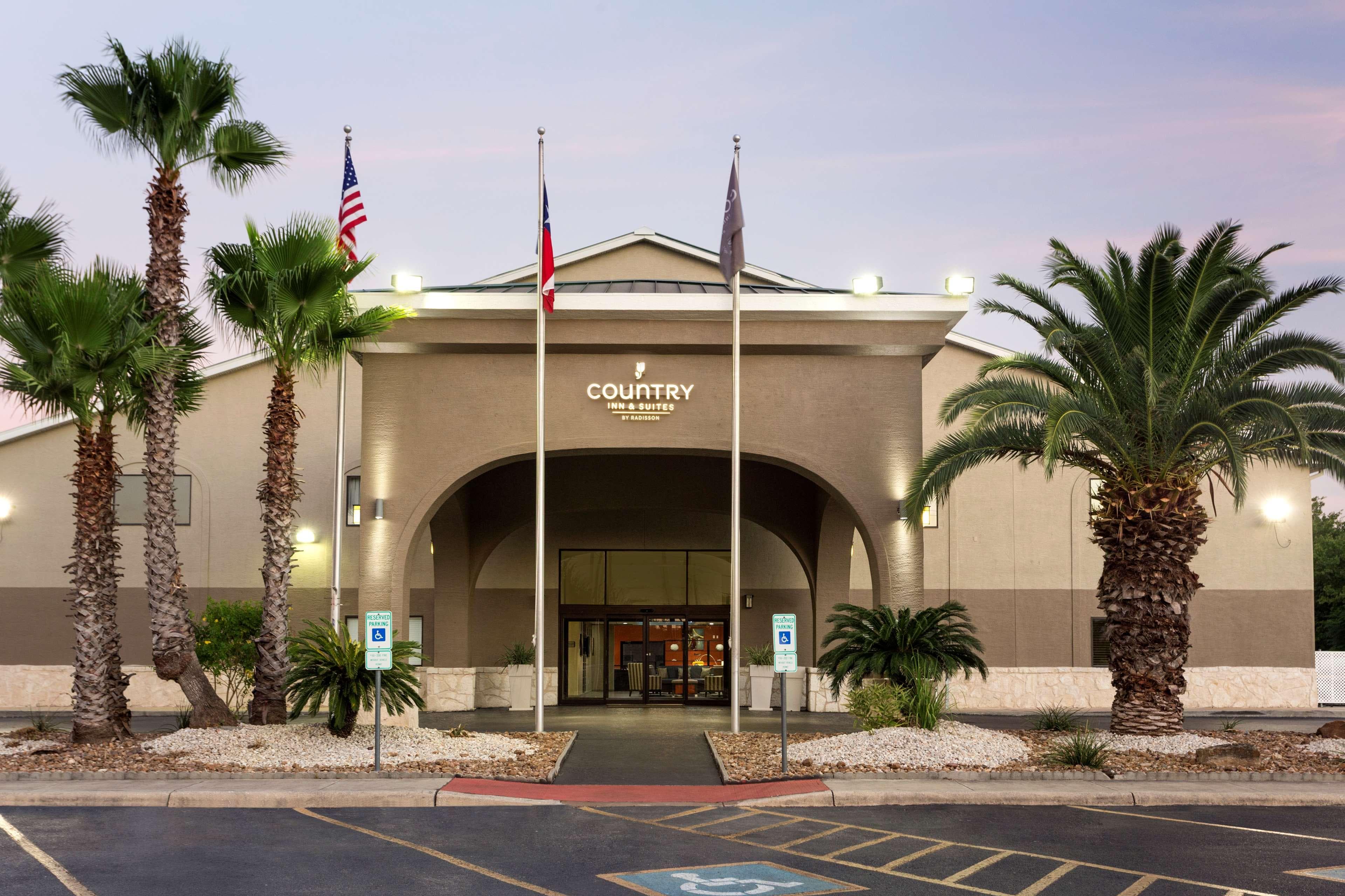 Country Inn & Suites by Radisson, San Antonio Lackland AFB - SeaWorld Area - Image 1