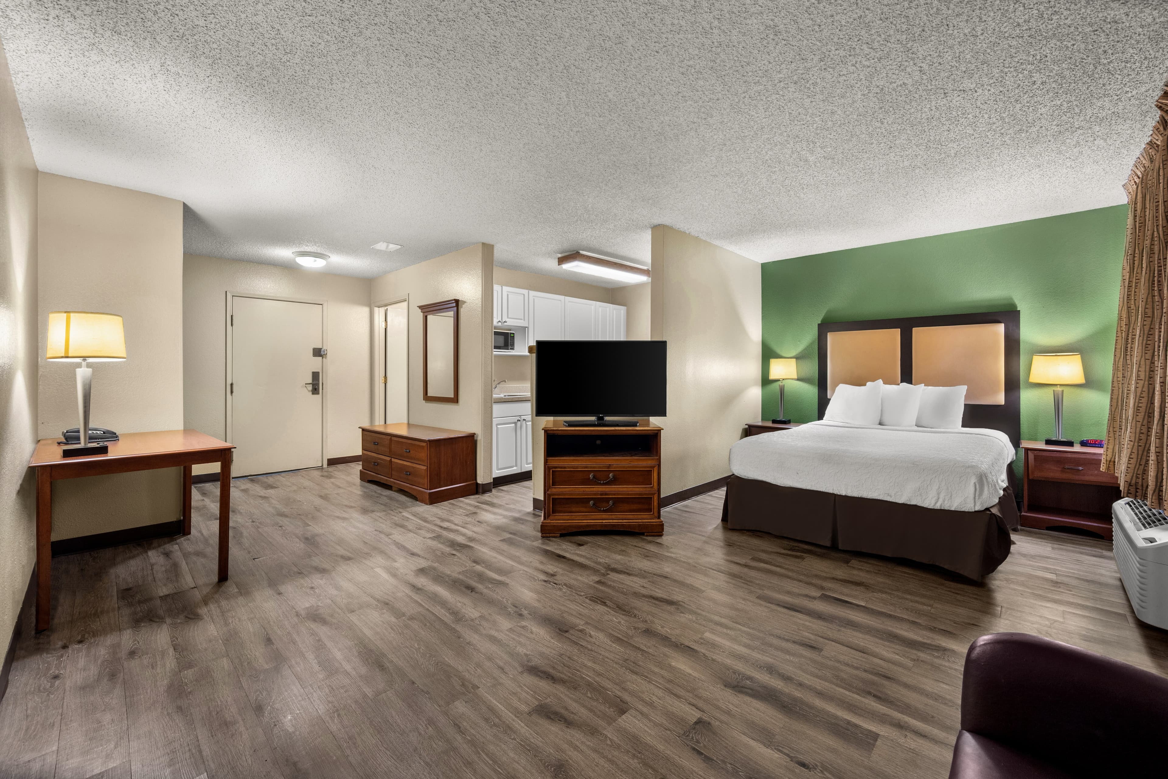 Suburban Studios Houston North I-45 - Image 3