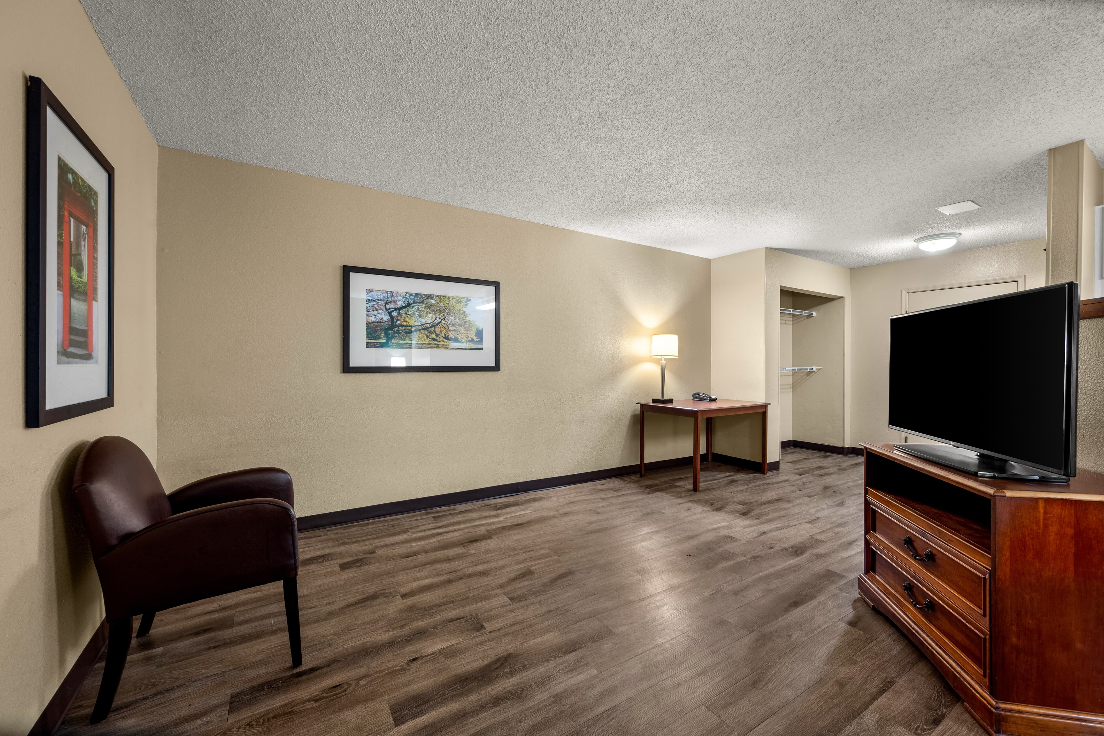 Suburban Studios Houston North I-45 - Image 4