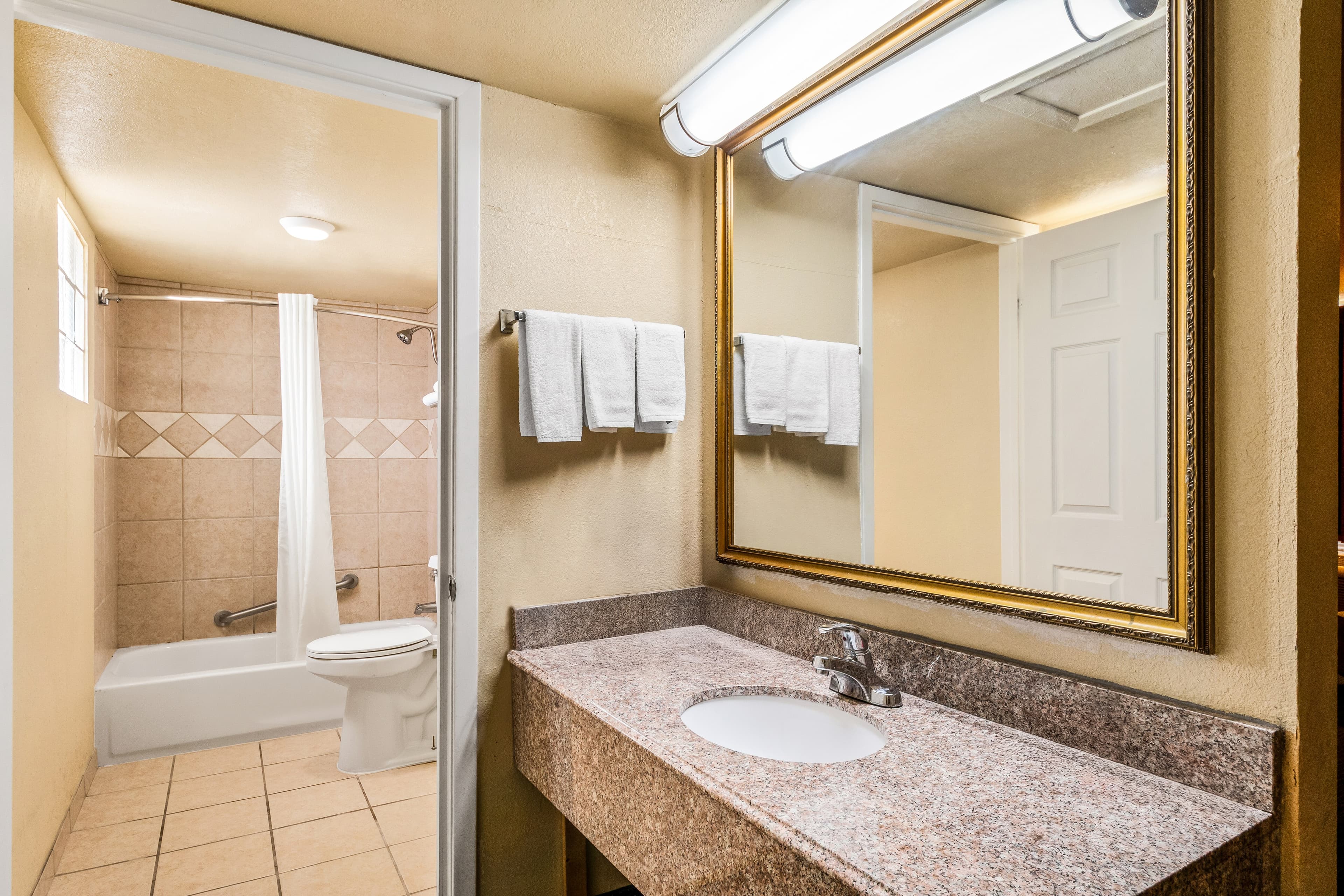 Econo Lodge Del Rio — 9