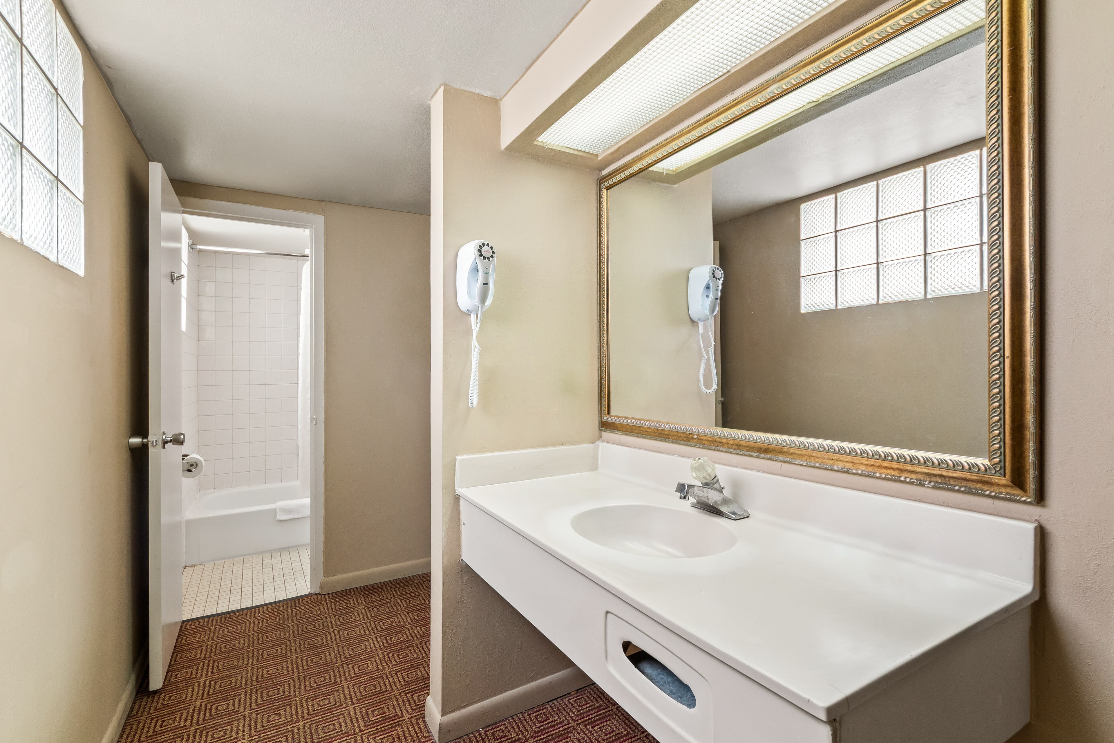 Econo Lodge Del Rio — 16