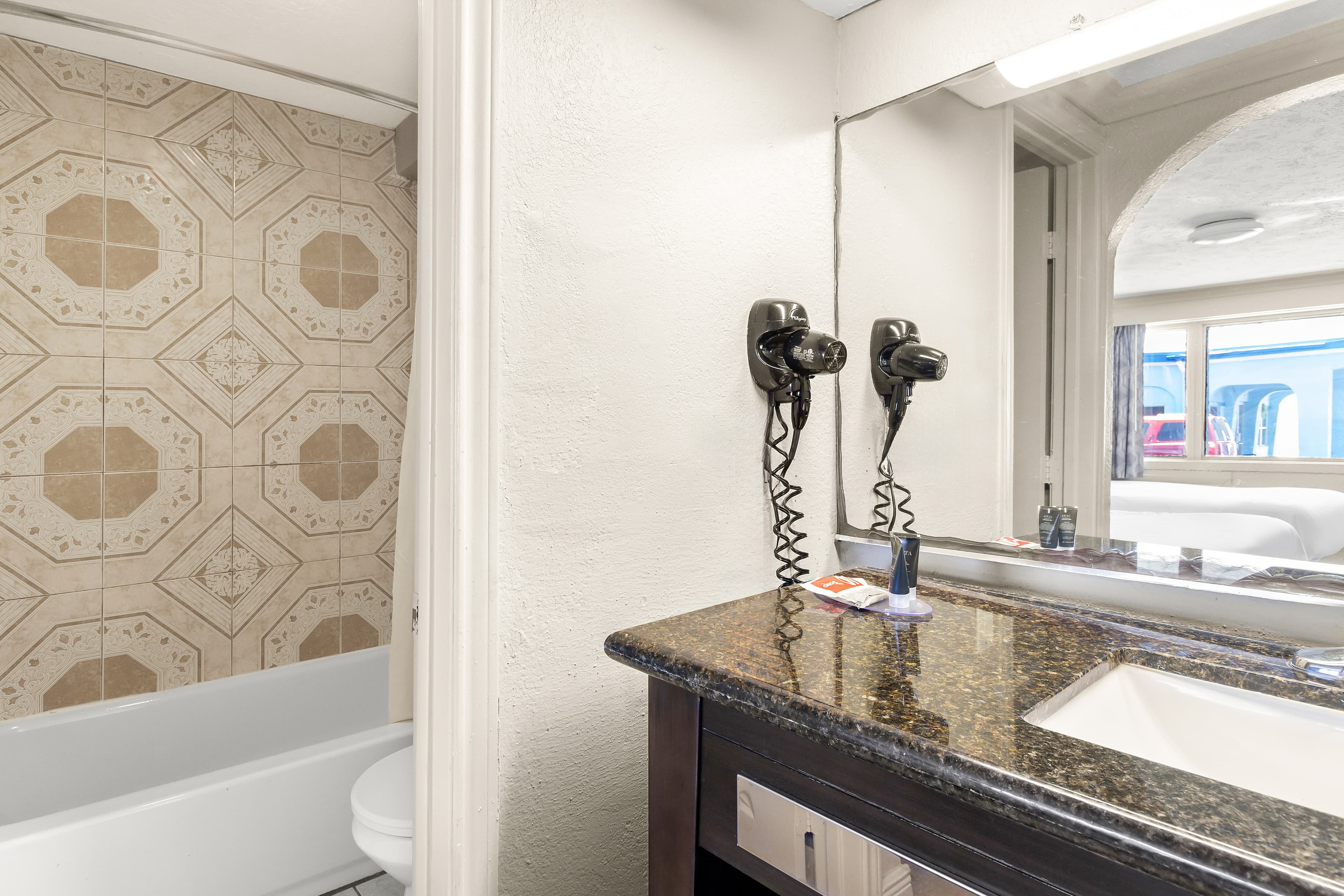 Econo Lodge Galveston Seawall - Image 2