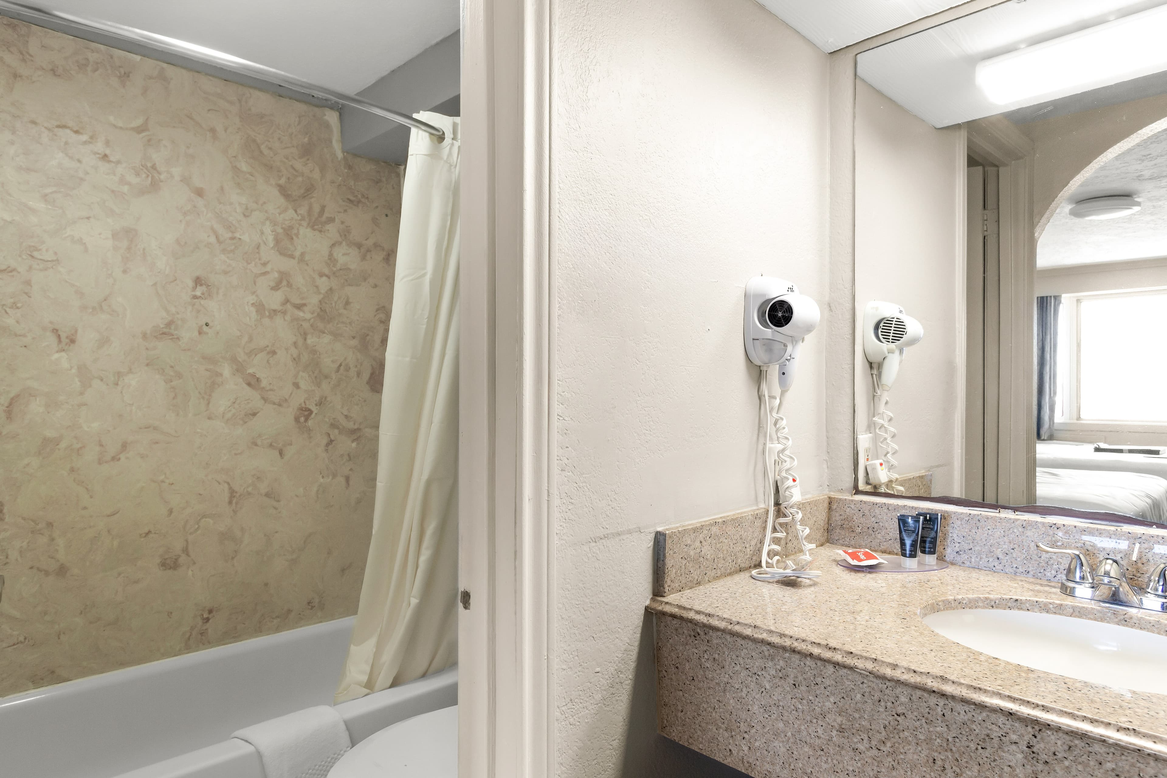 Econo Lodge Galveston Seawall — 7