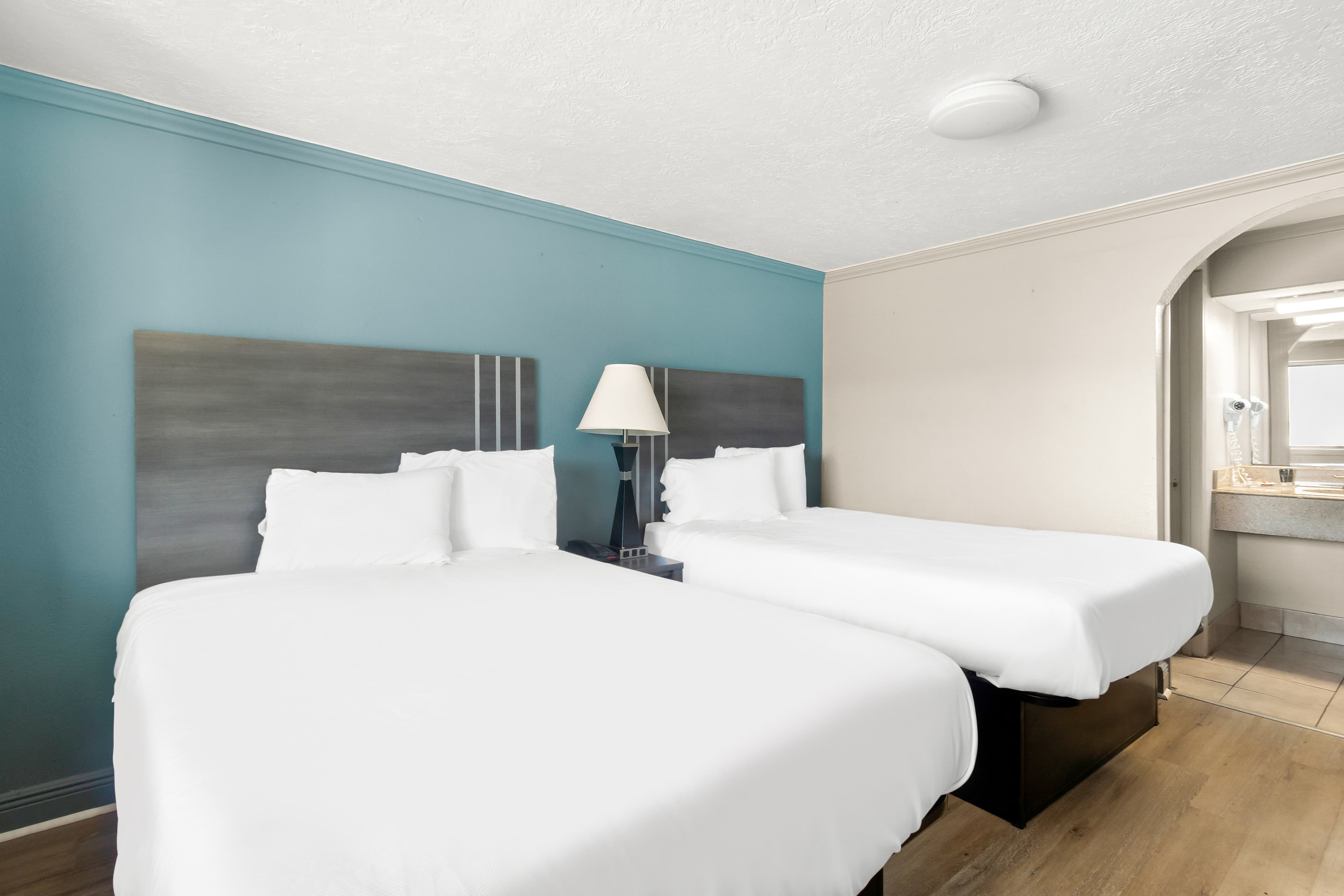 Econo Lodge Galveston Seawall — 8
