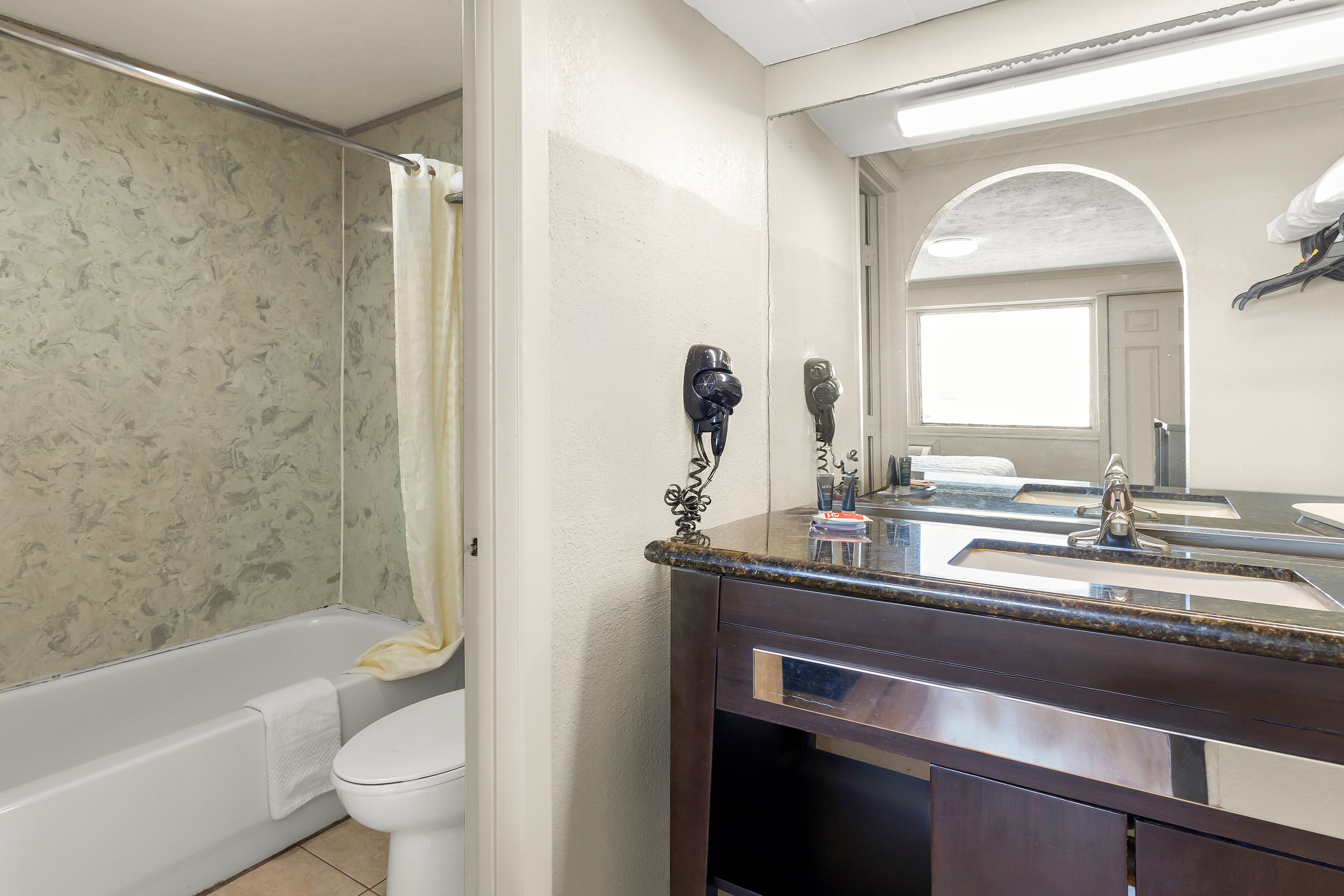 Econo Lodge Galveston Seawall — 17