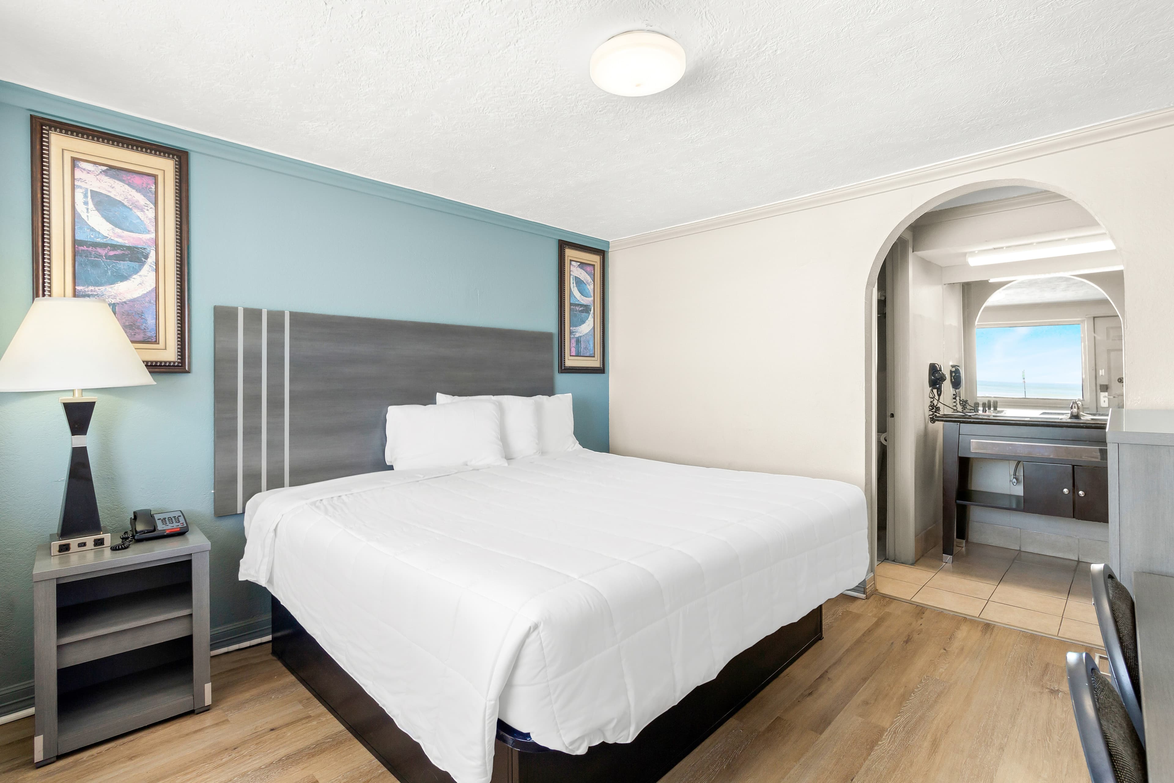 Econo Lodge Galveston Seawall — 11
