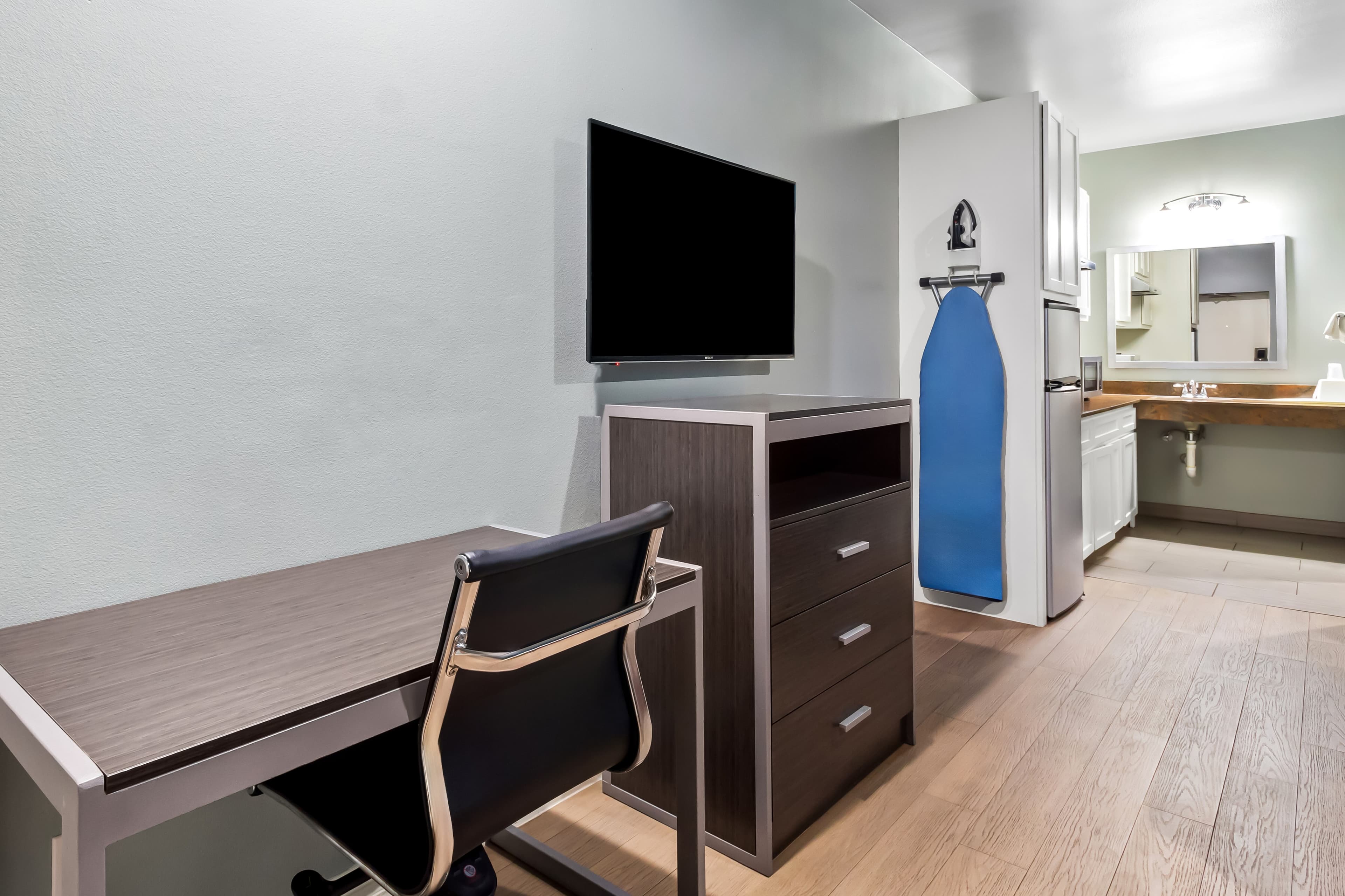 Econo Lodge Inn & Suites Channelview - Houston East — 7