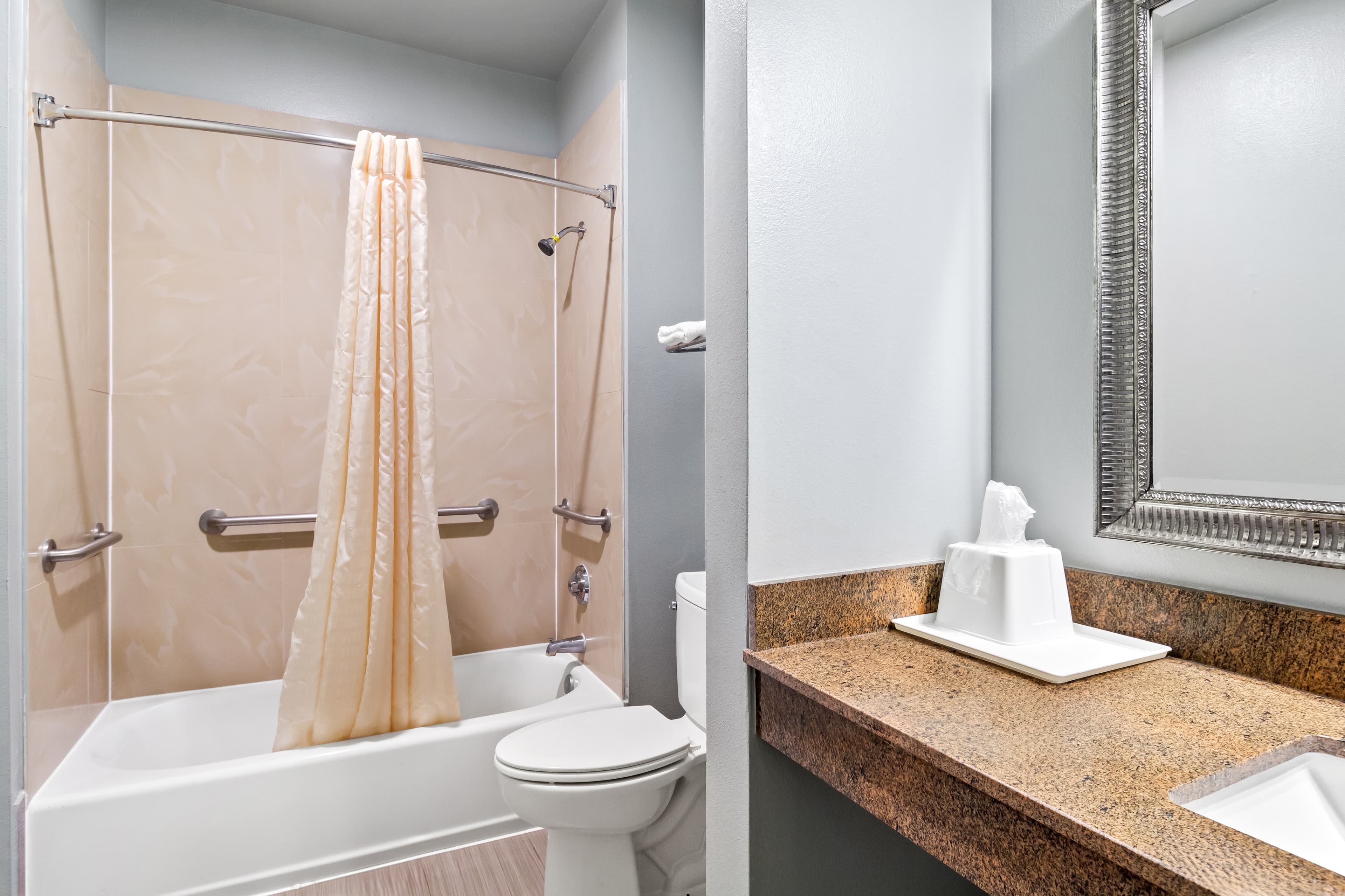Econo Lodge Inn & Suites Channelview - Houston East — 9
