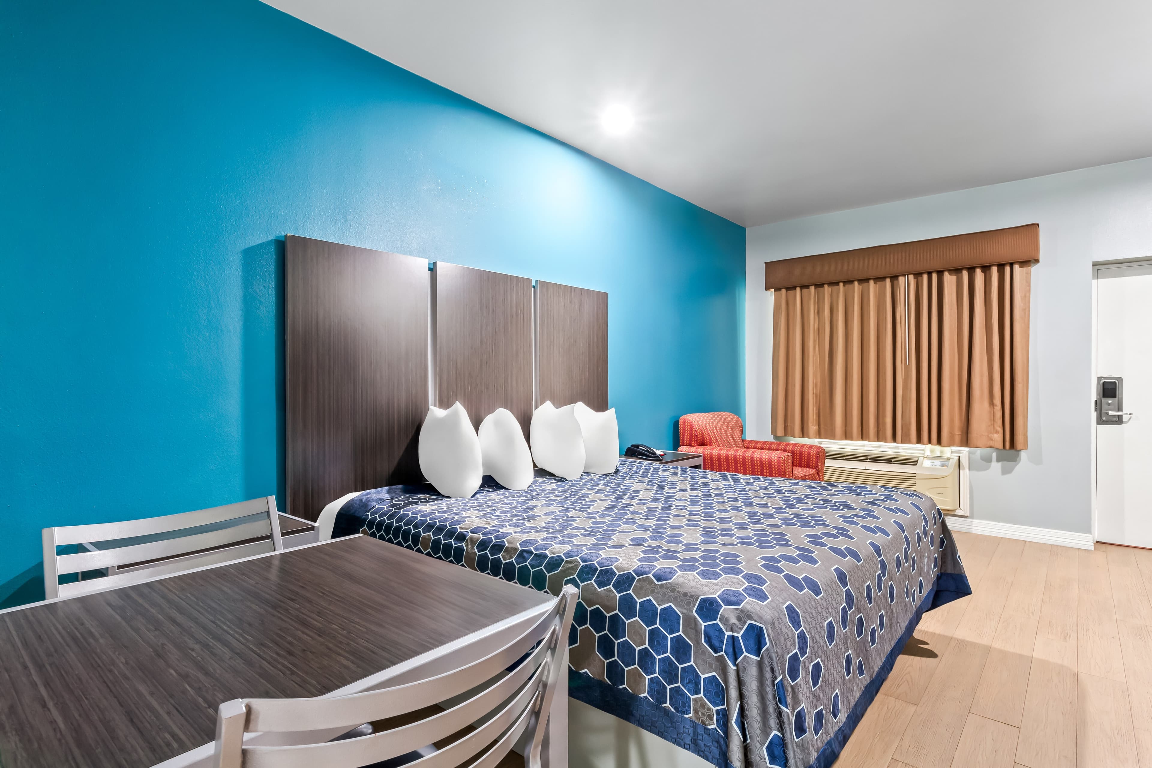 Econo Lodge Inn & Suites Channelview - Houston East — 14