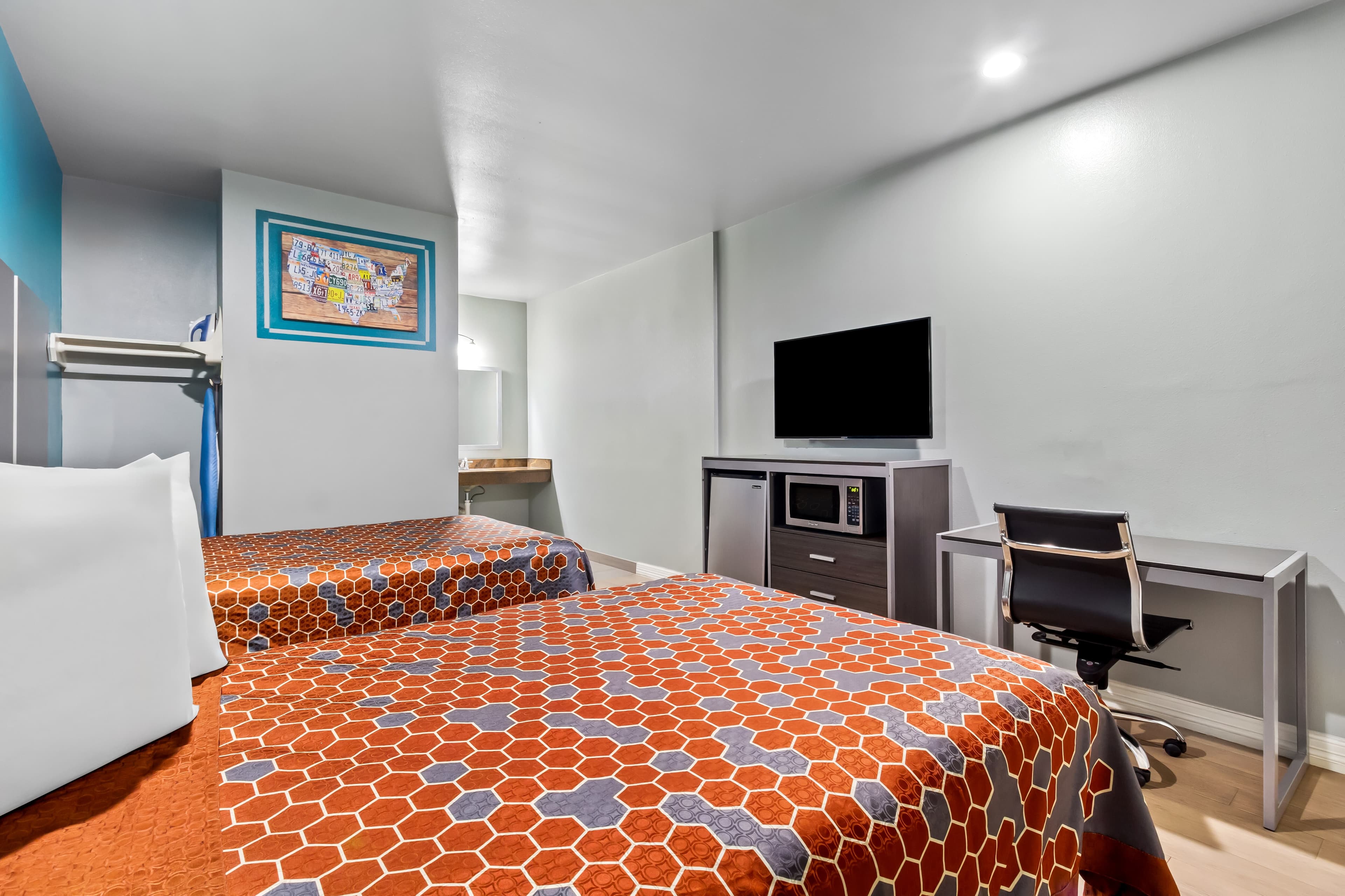 Econo Lodge Inn & Suites Channelview - Houston East - Image 3