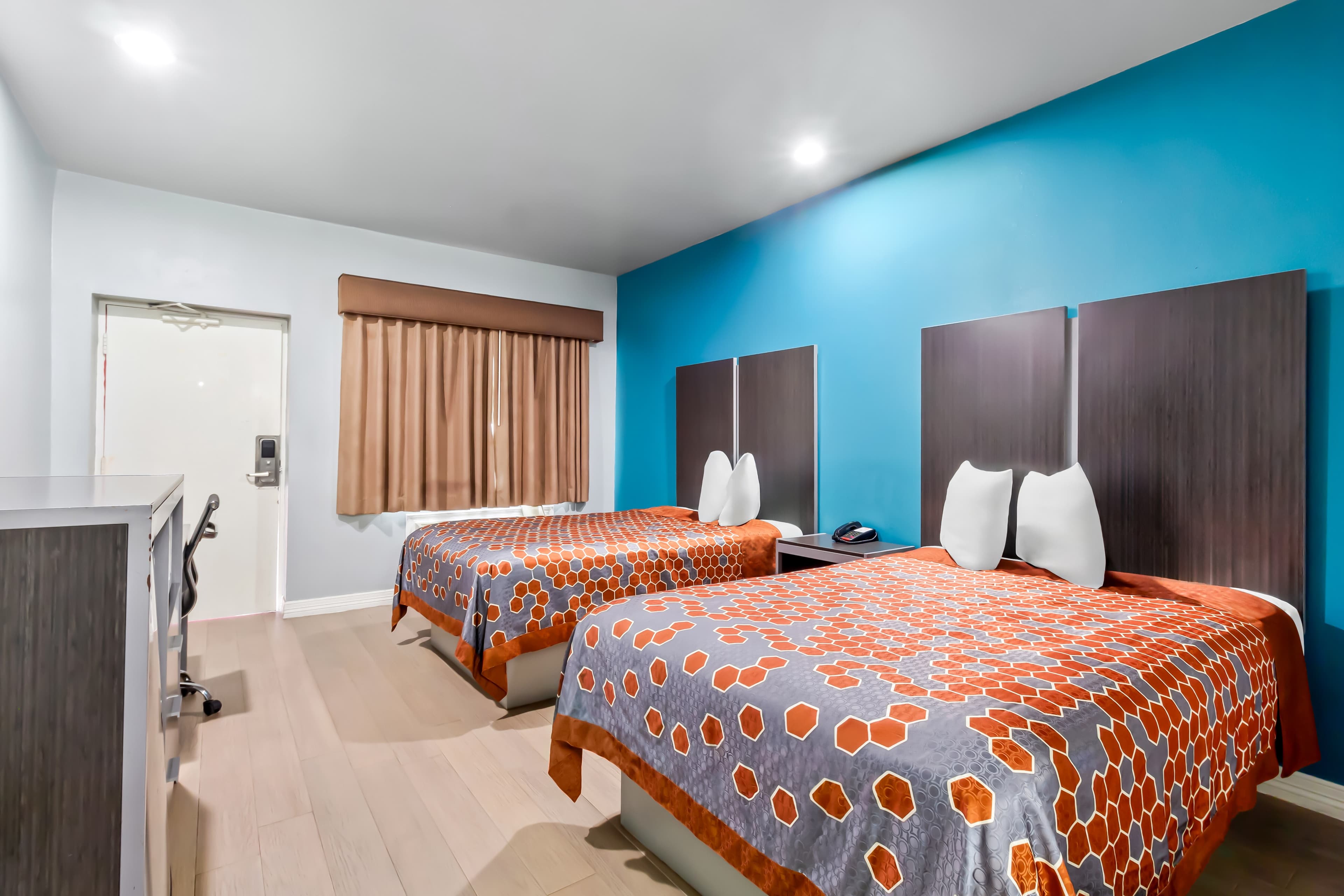 Econo Lodge Inn & Suites Channelview - Houston East - Image 4
