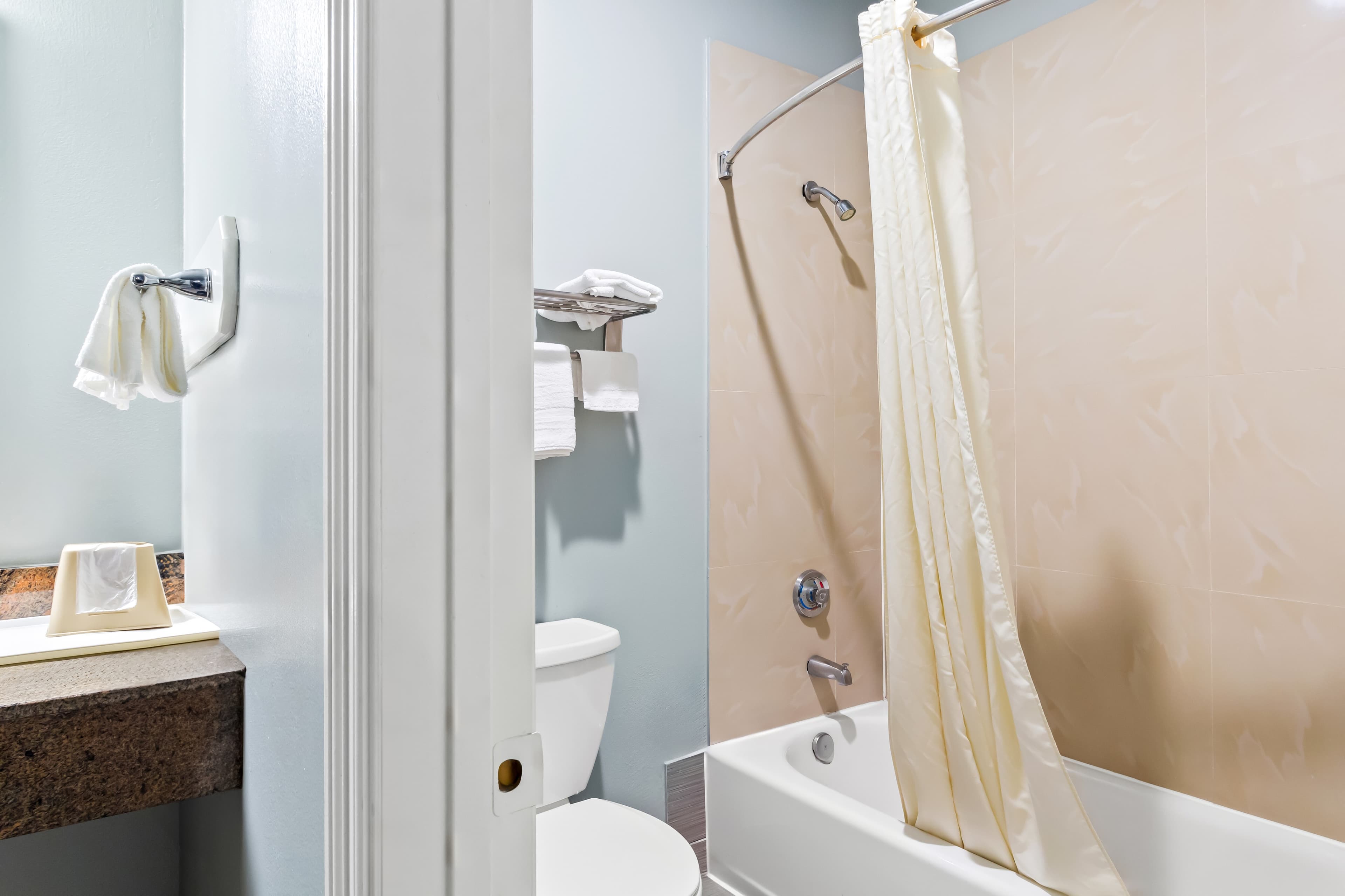 Econo Lodge Inn & Suites Channelview - Houston East - Image 5