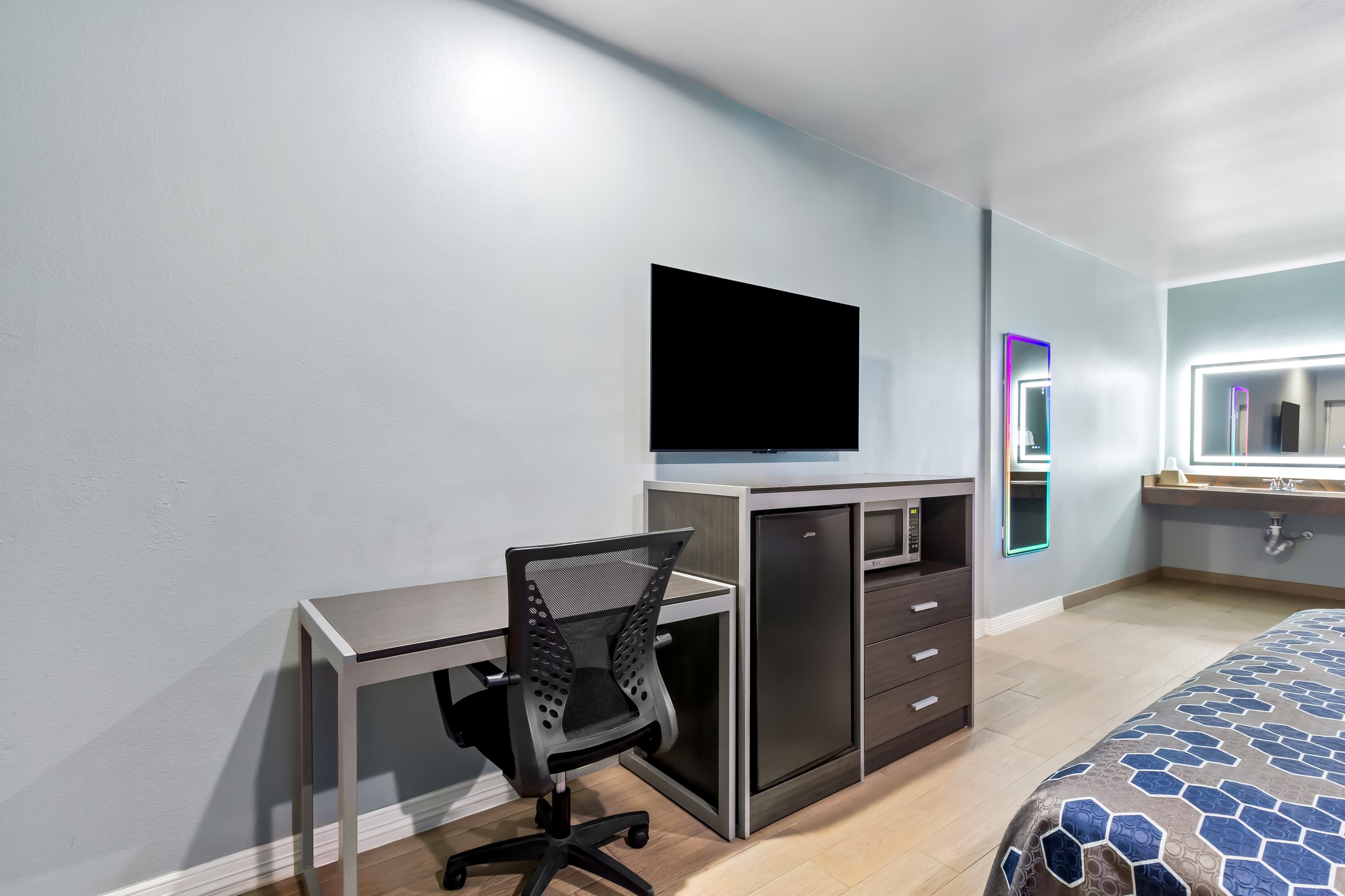 Econo Lodge Inn & Suites Channelview - Houston East — 18