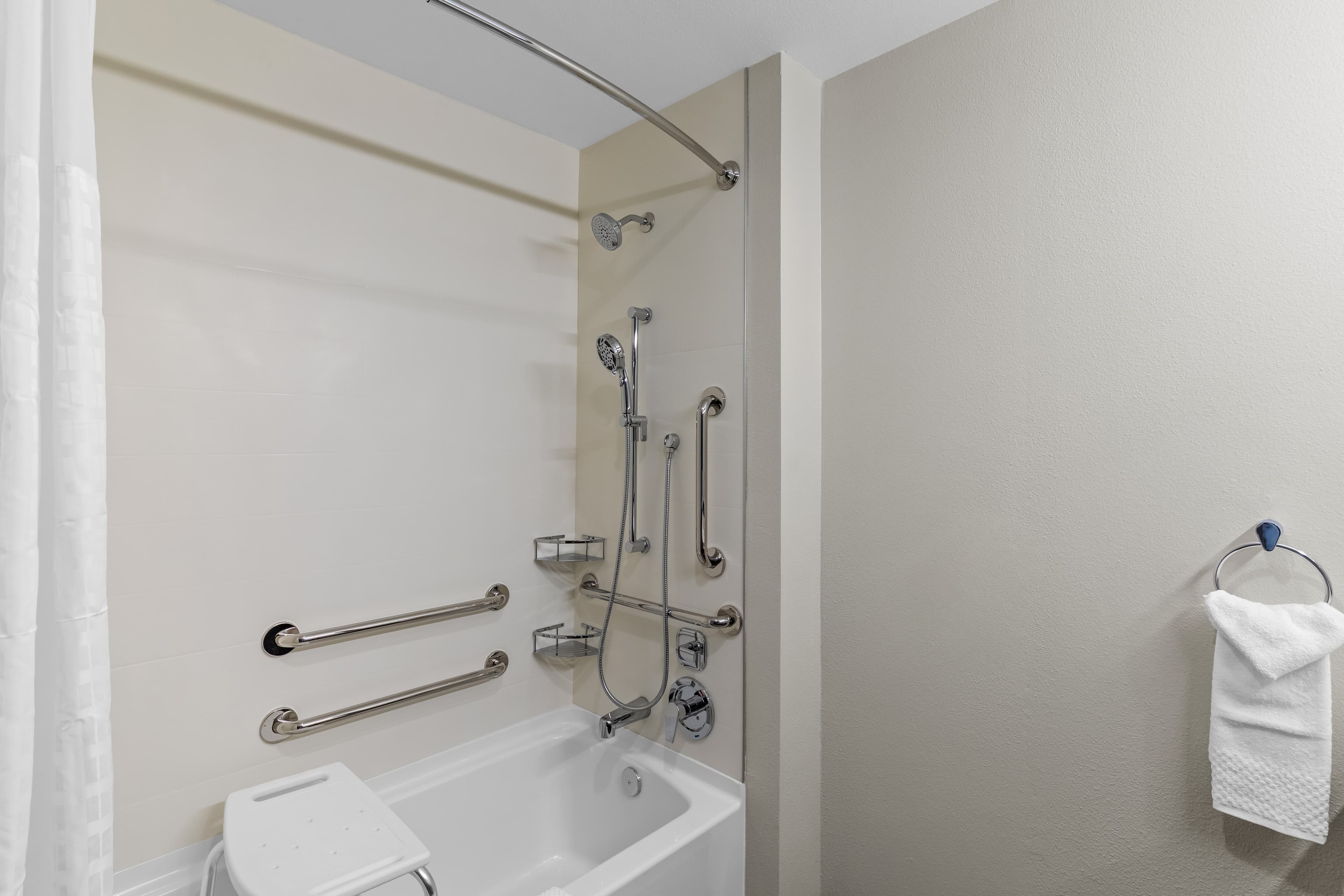 2 Queen Beds, Full Kitchen - Image 6