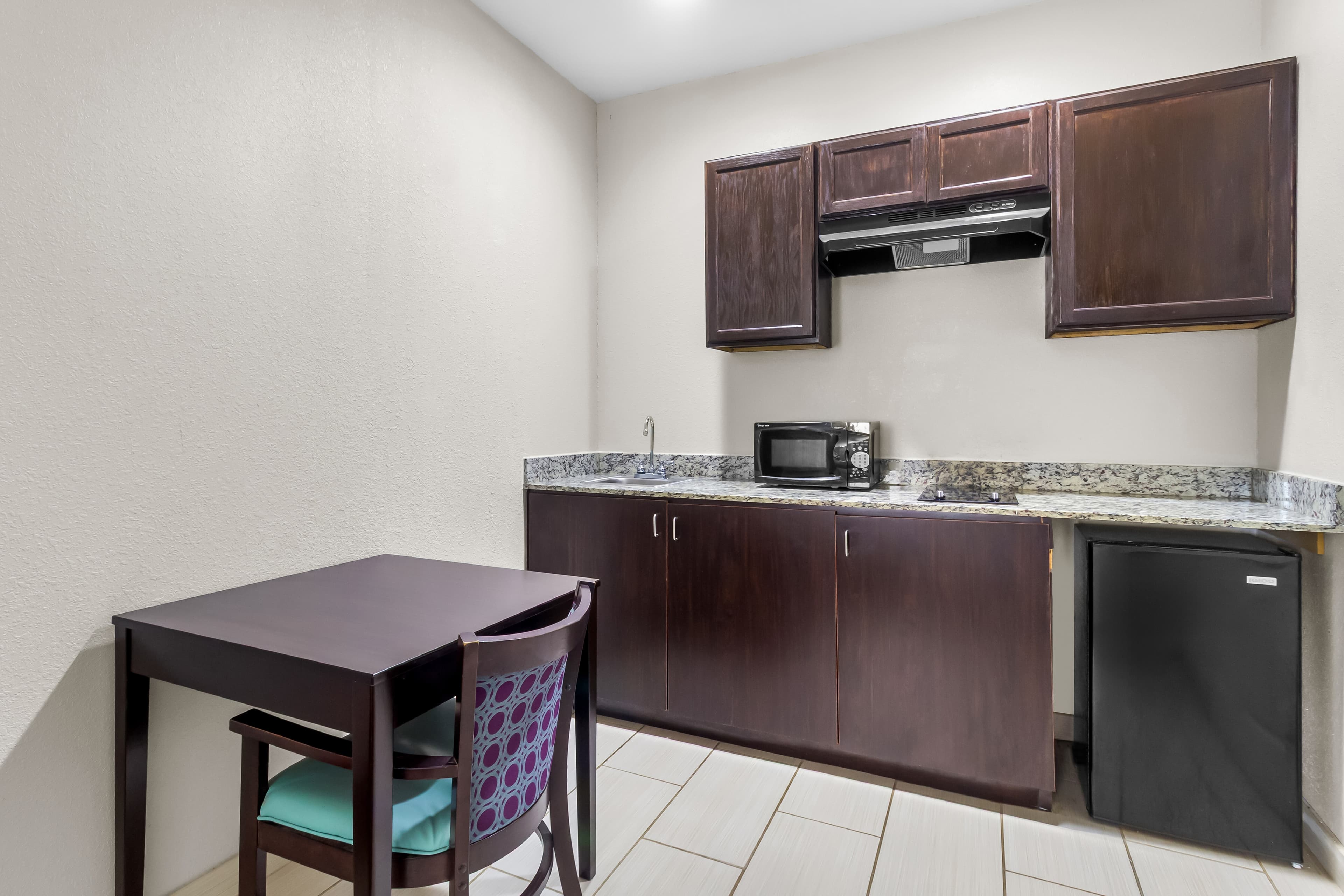 Econo Lodge — 4