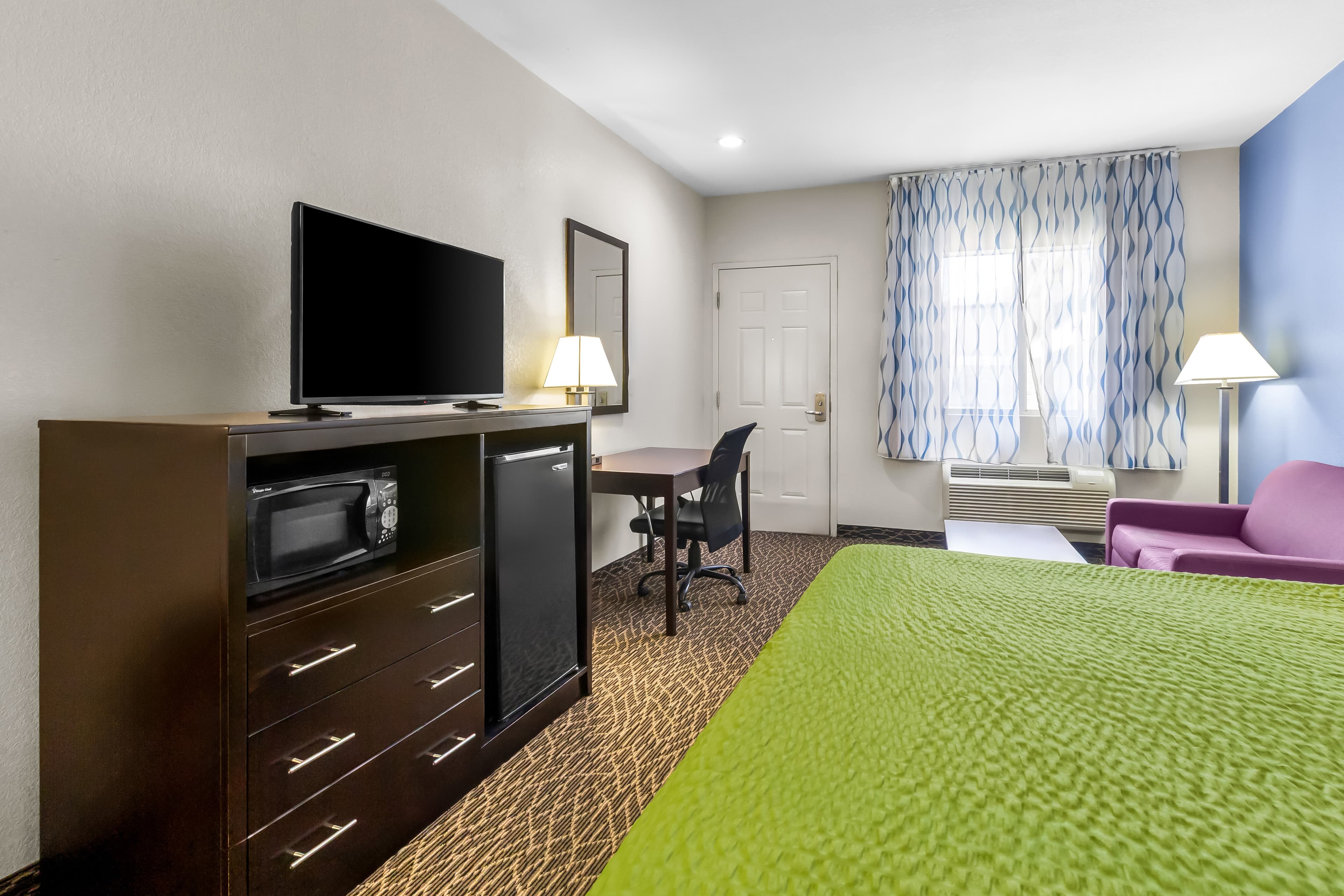 Econo Lodge — 8