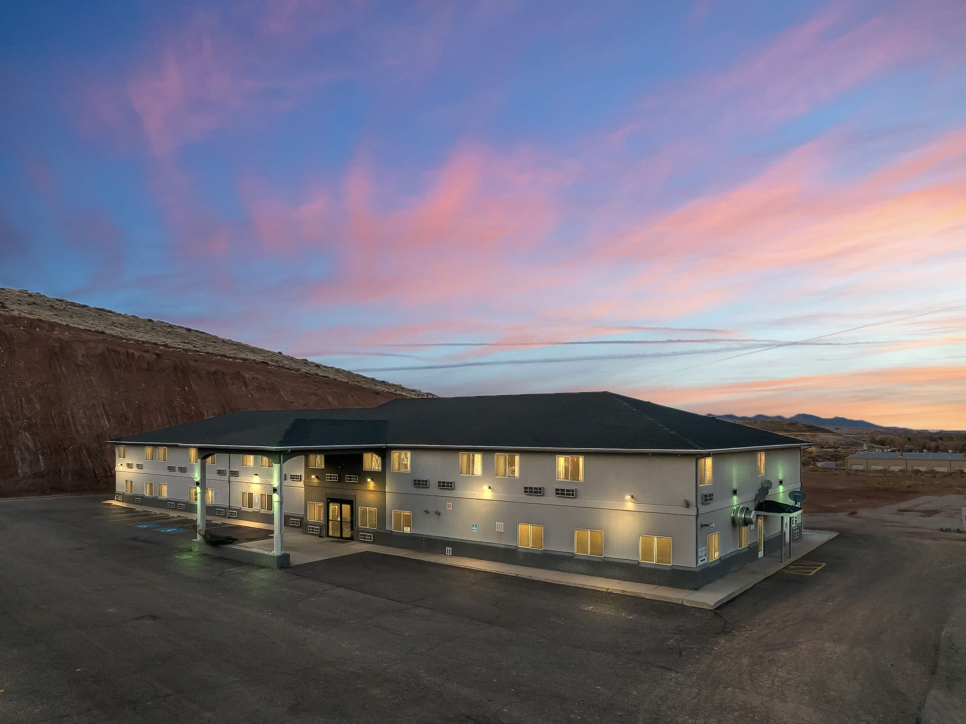 Quality Inn & Suites Salina National Forest Area - Image 1