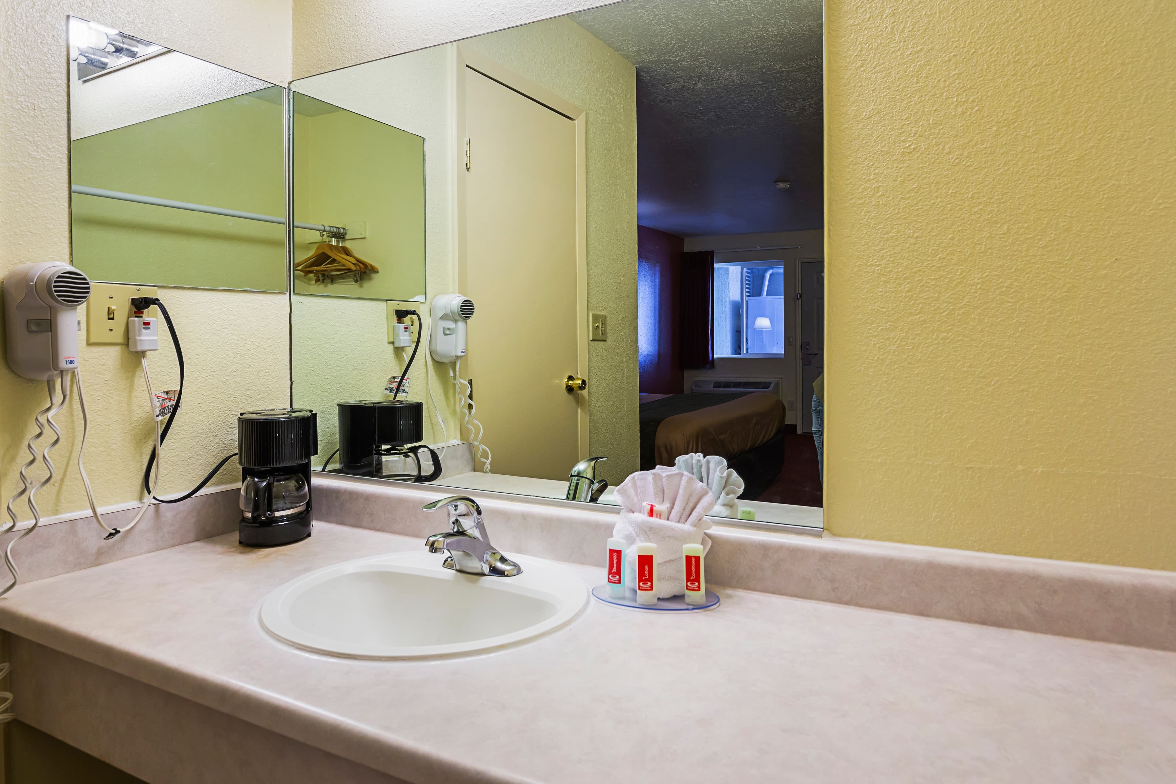 Econo Lodge Hurricane Zion Park Area — 6