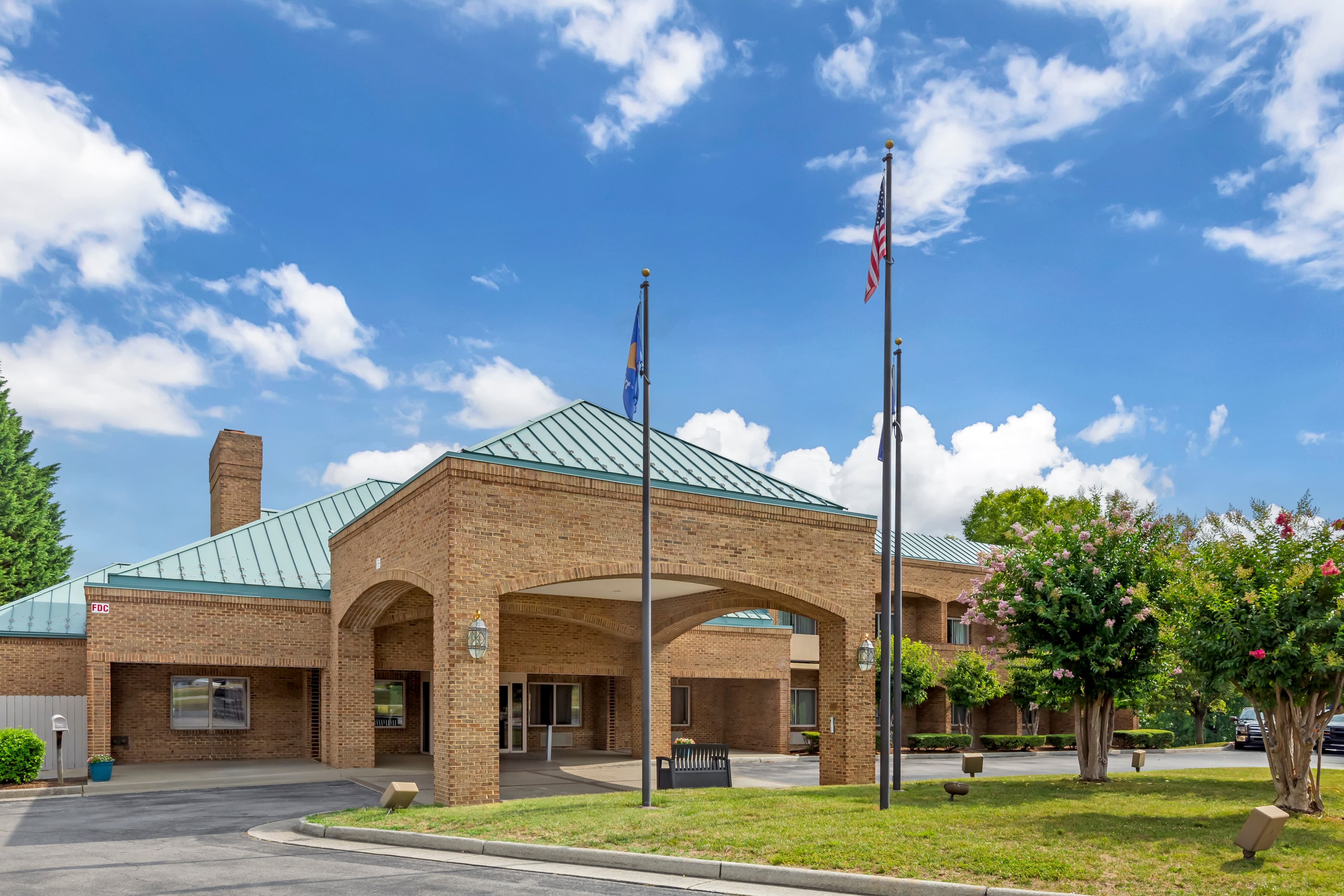 Comfort Suites Inn at Ridgewood Farm - Image 1