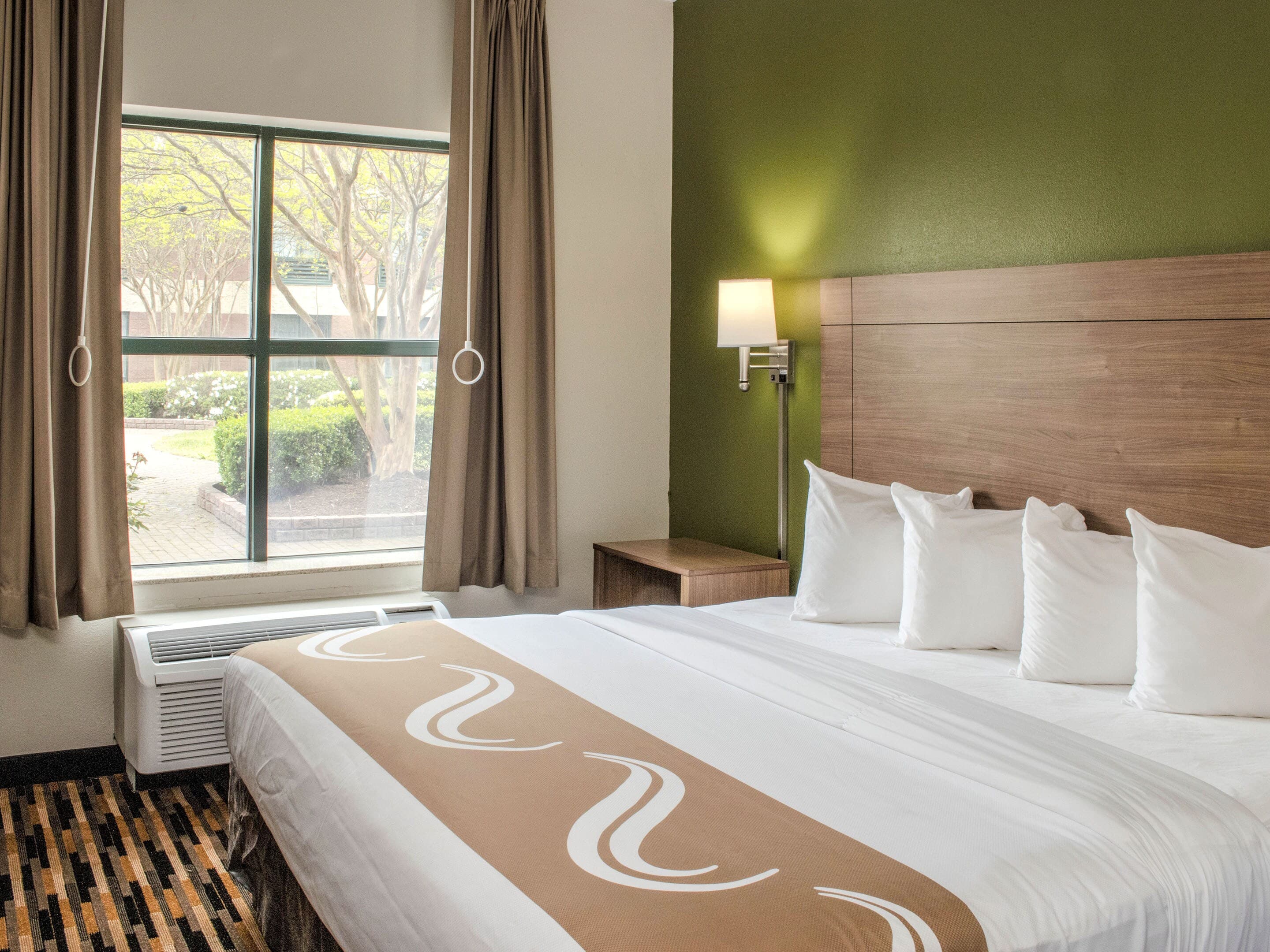 Quality Suites Lake Wright - Norfolk Airport - Image 2