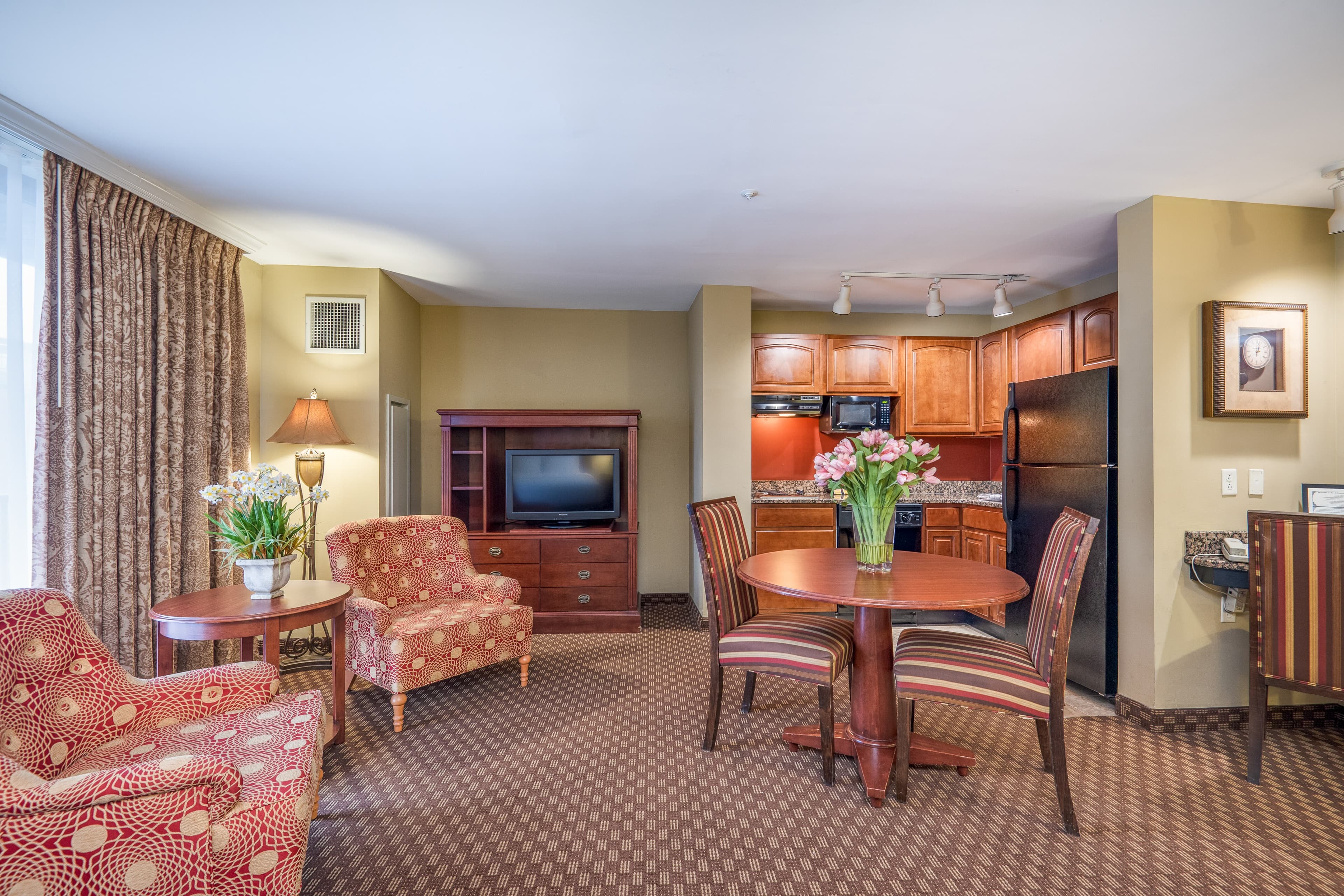 Clarion Collection Hotel Arlington Court Suites - Image 2