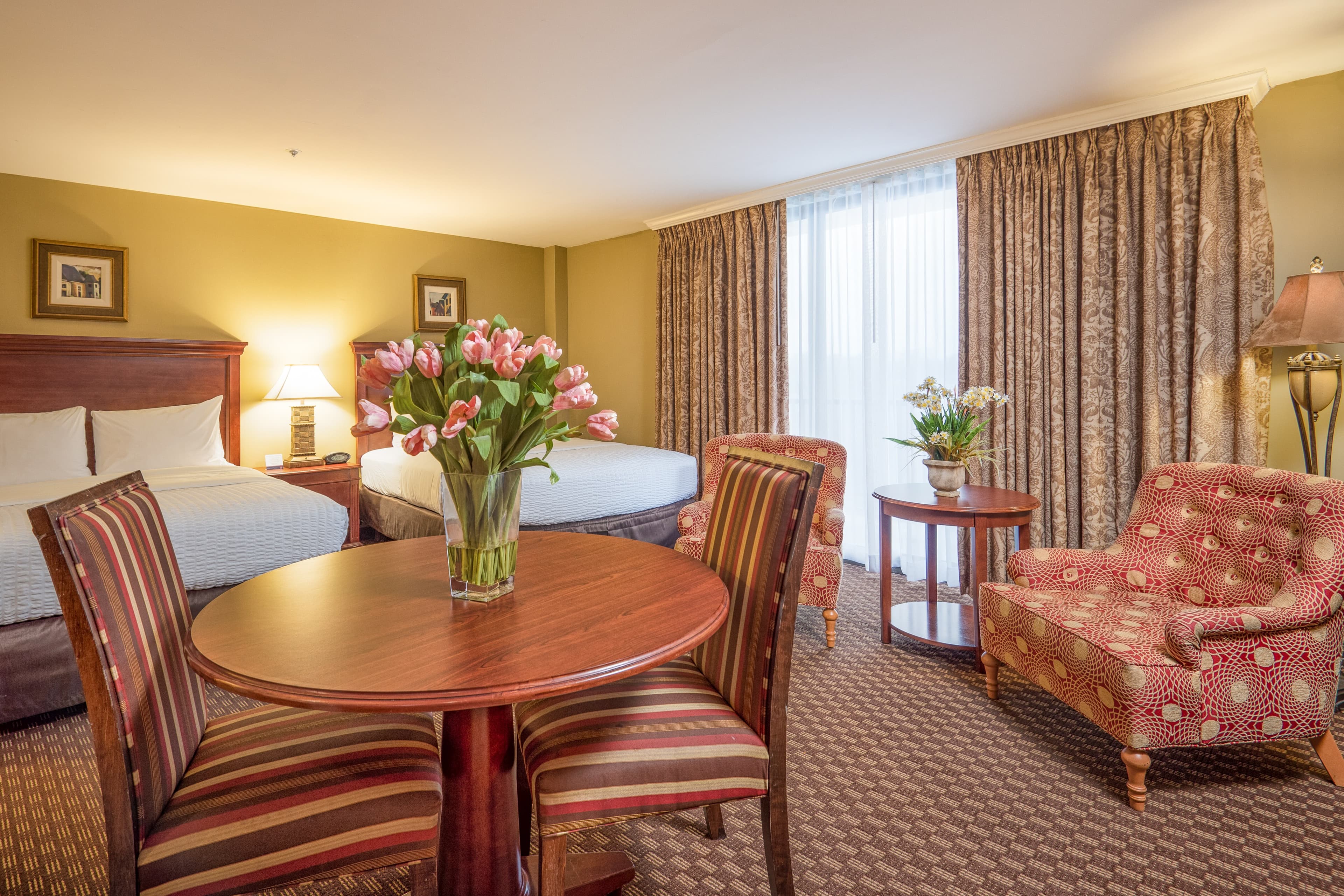 Clarion Collection Hotel Arlington Court Suites - Image 3