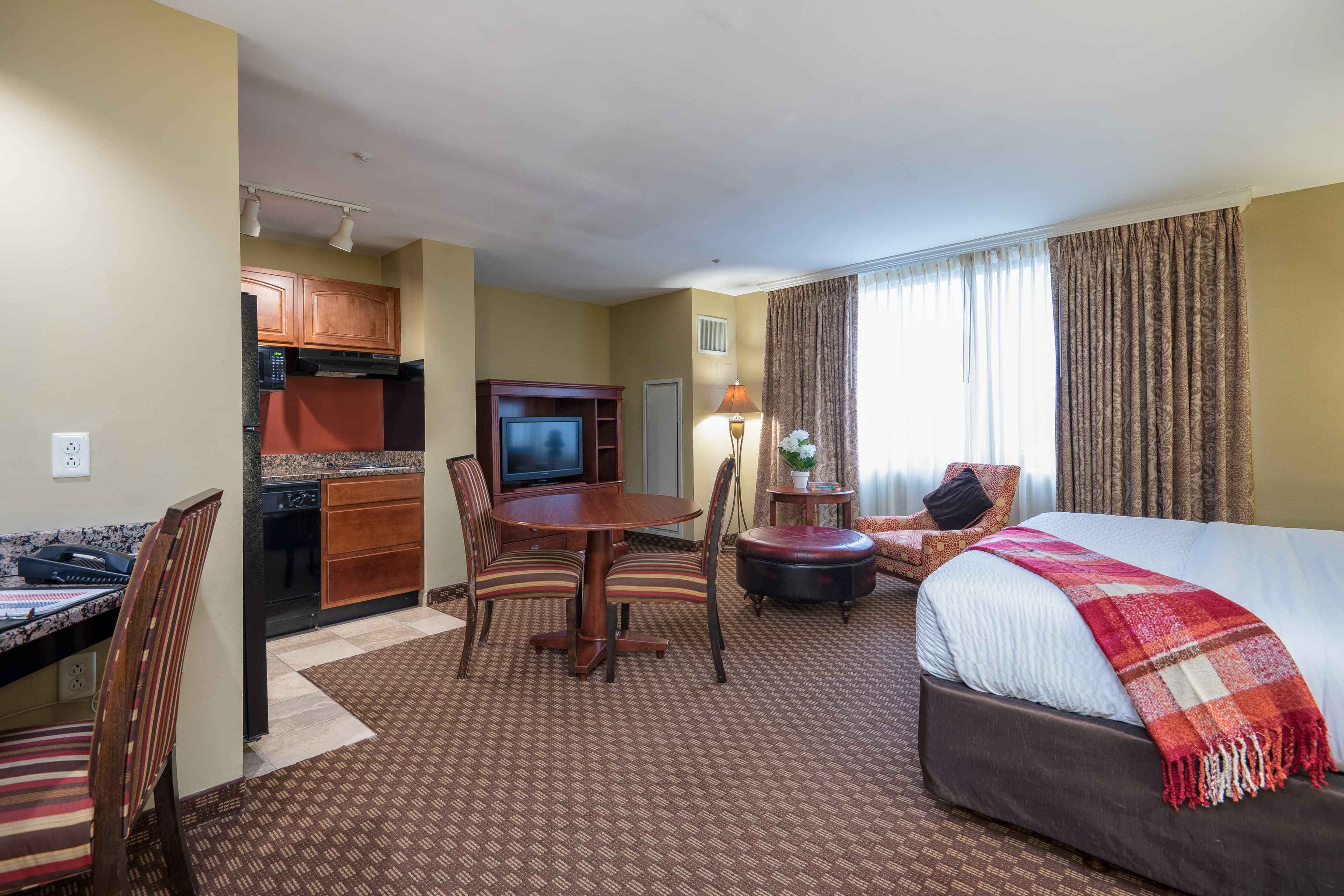 Clarion Collection Hotel Arlington Court Suites - Image 4