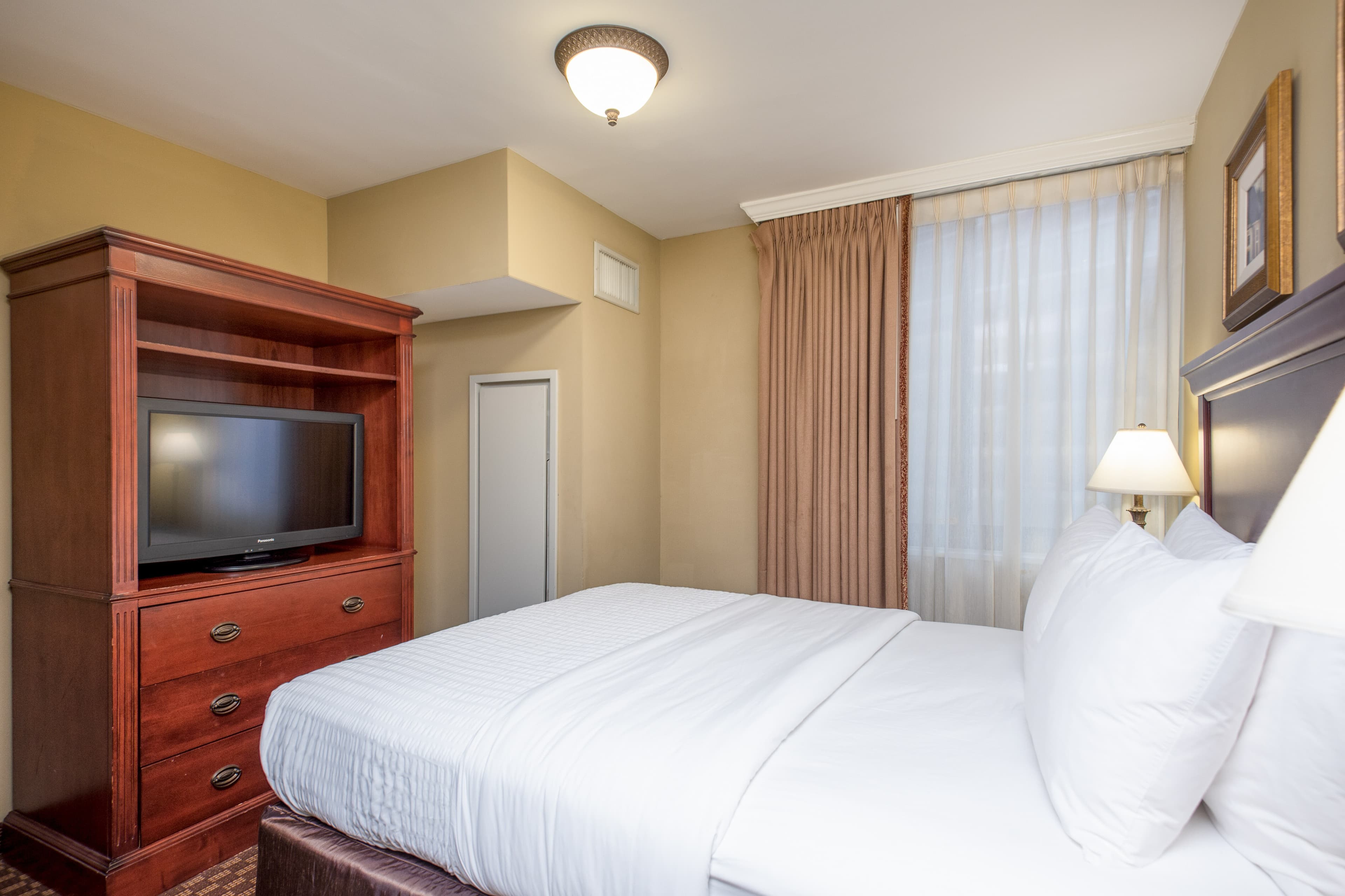 Clarion Collection Hotel Arlington Court Suites - Image 5