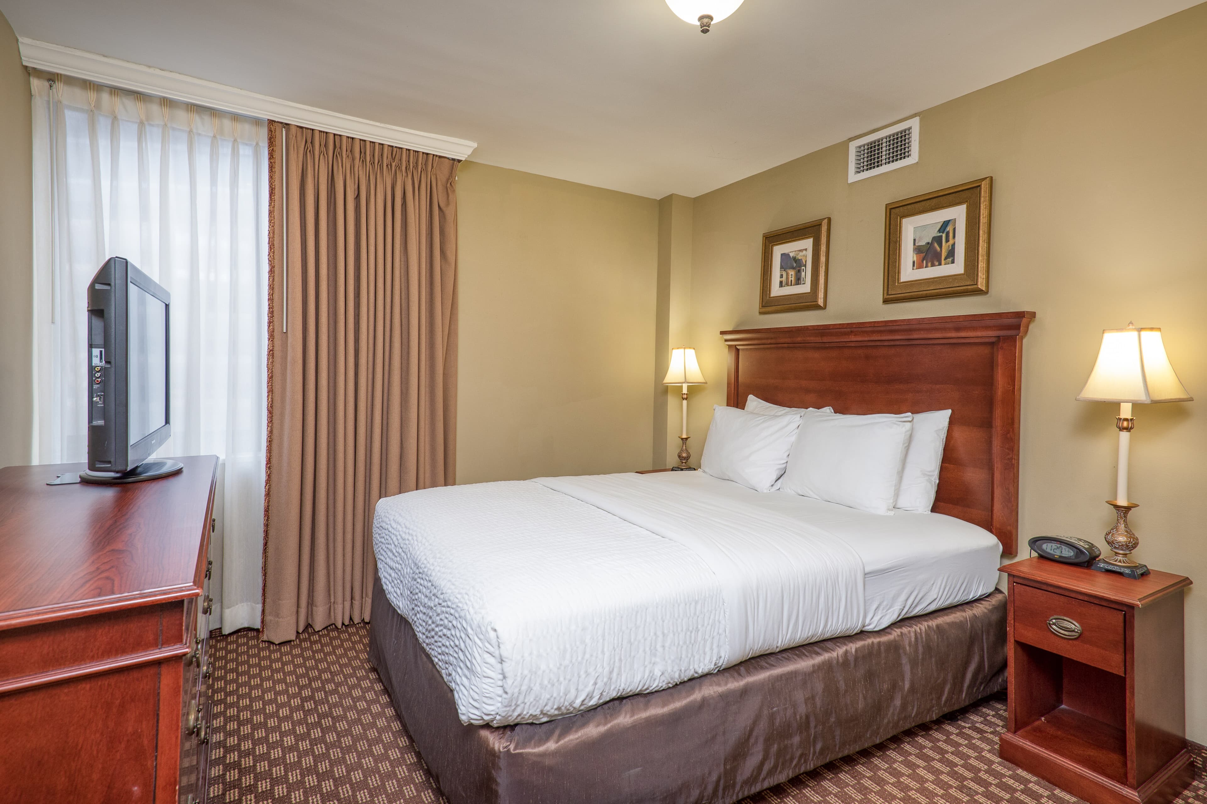Clarion Collection Hotel Arlington Court Suites — 8
