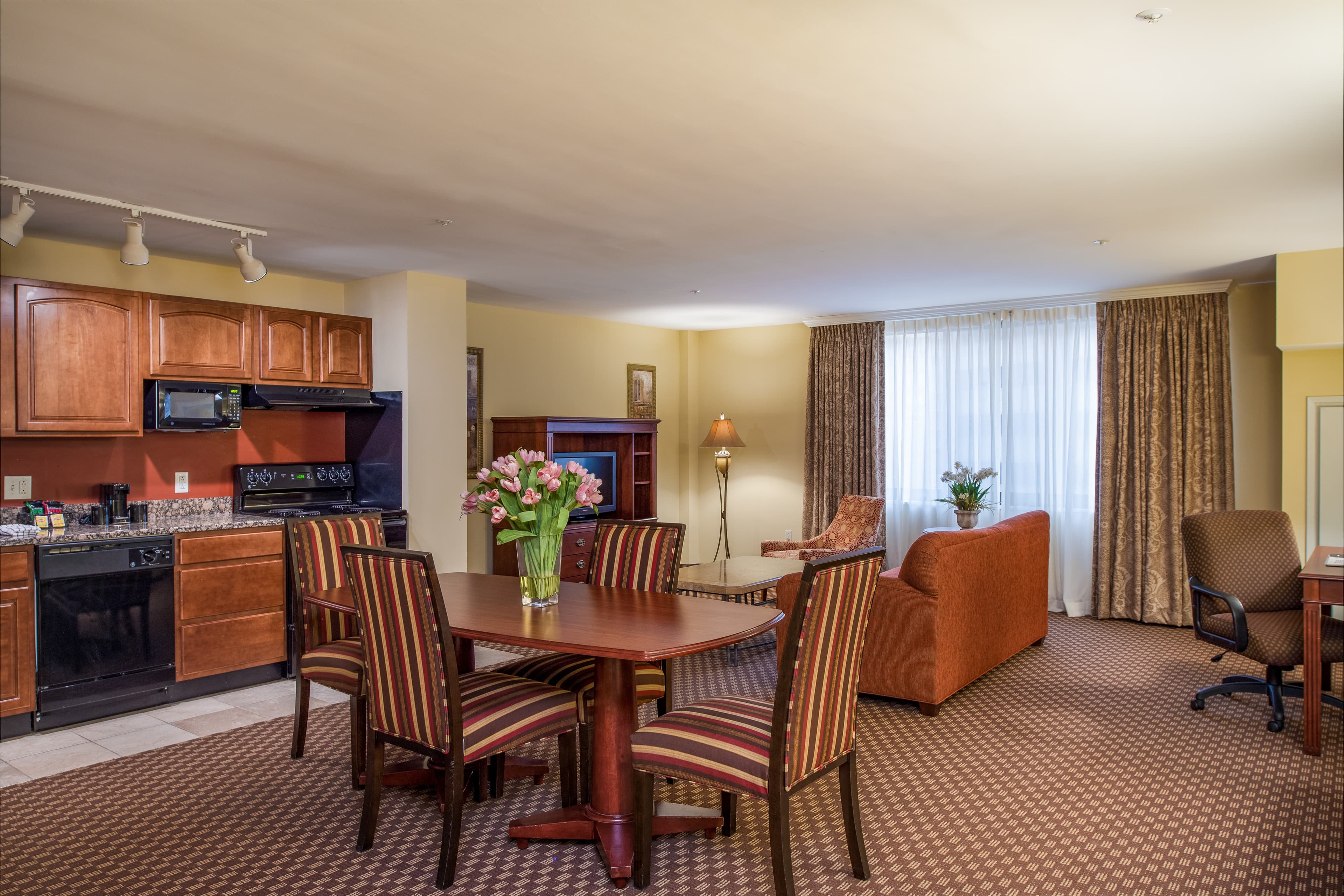 Clarion Collection Hotel Arlington Court Suites — 14