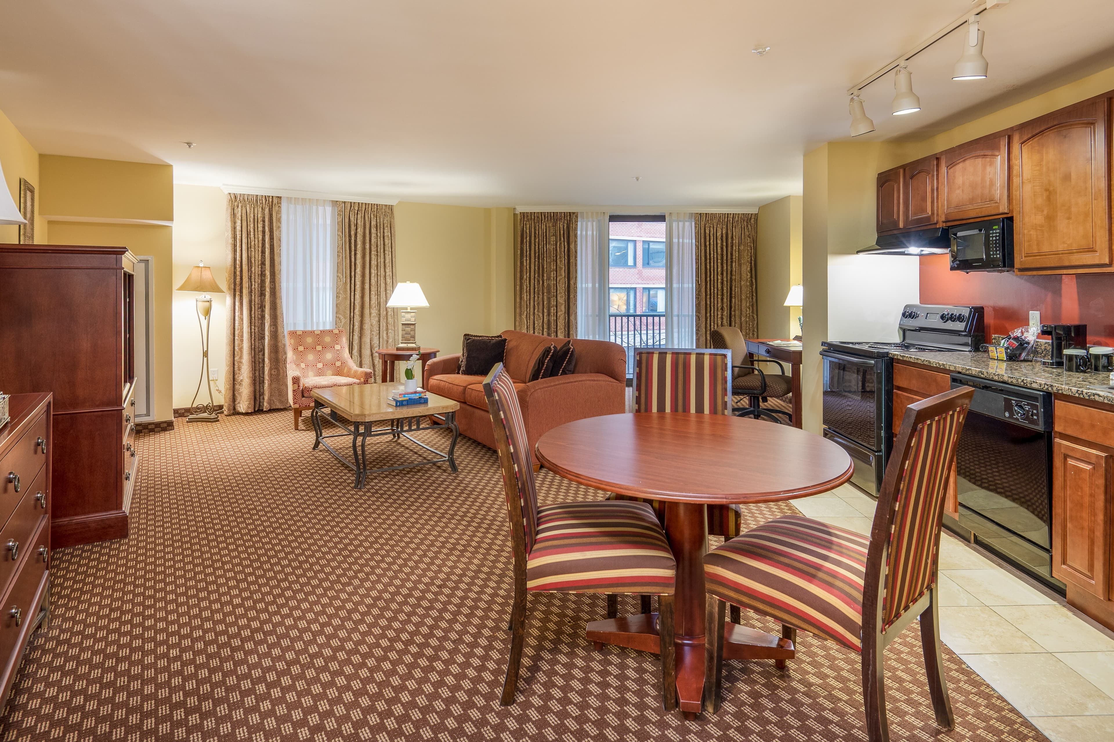 Clarion Collection Hotel Arlington Court Suites — 16