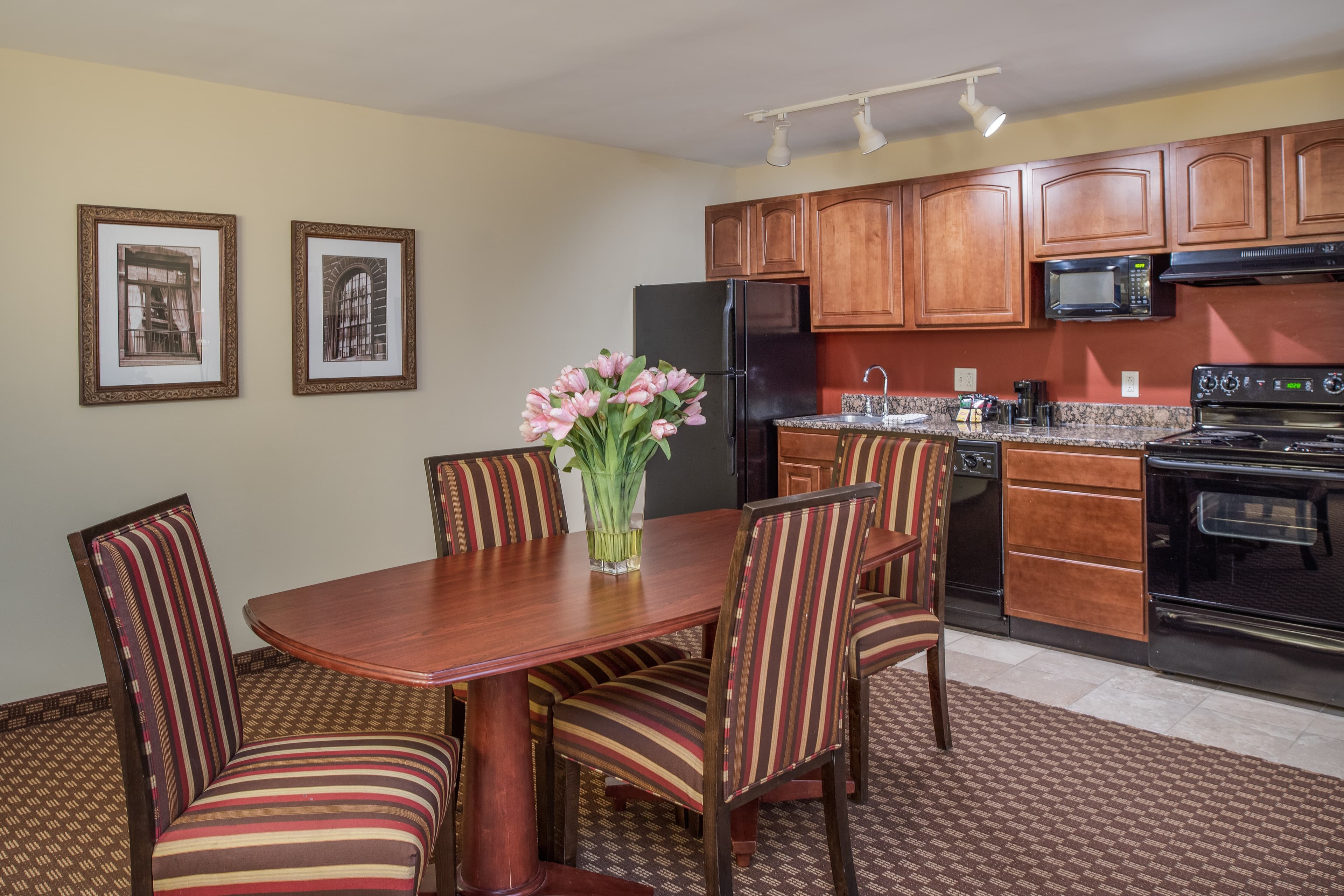 Clarion Collection Hotel Arlington Court Suites — 17
