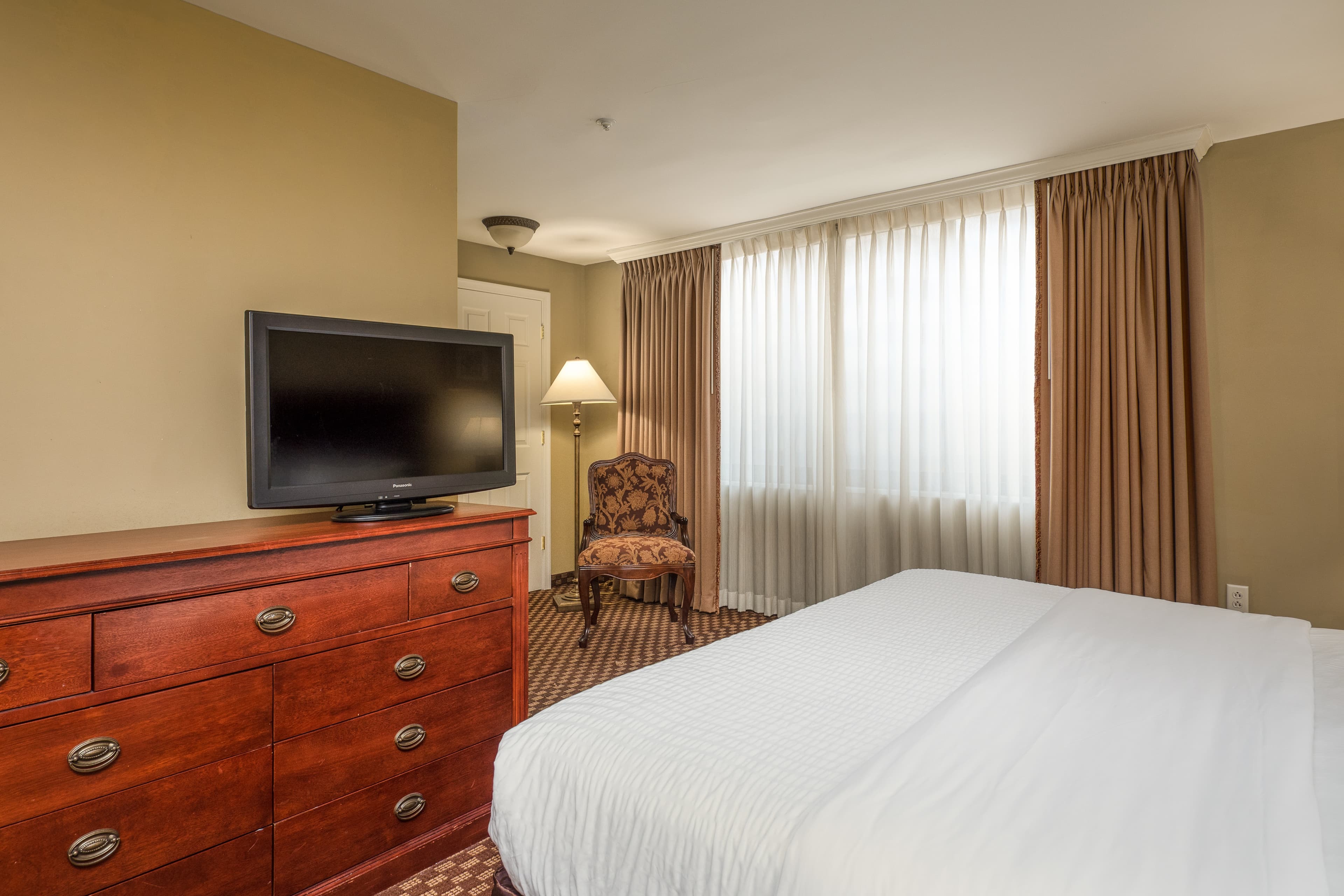 Clarion Collection Hotel Arlington Court Suites — 19