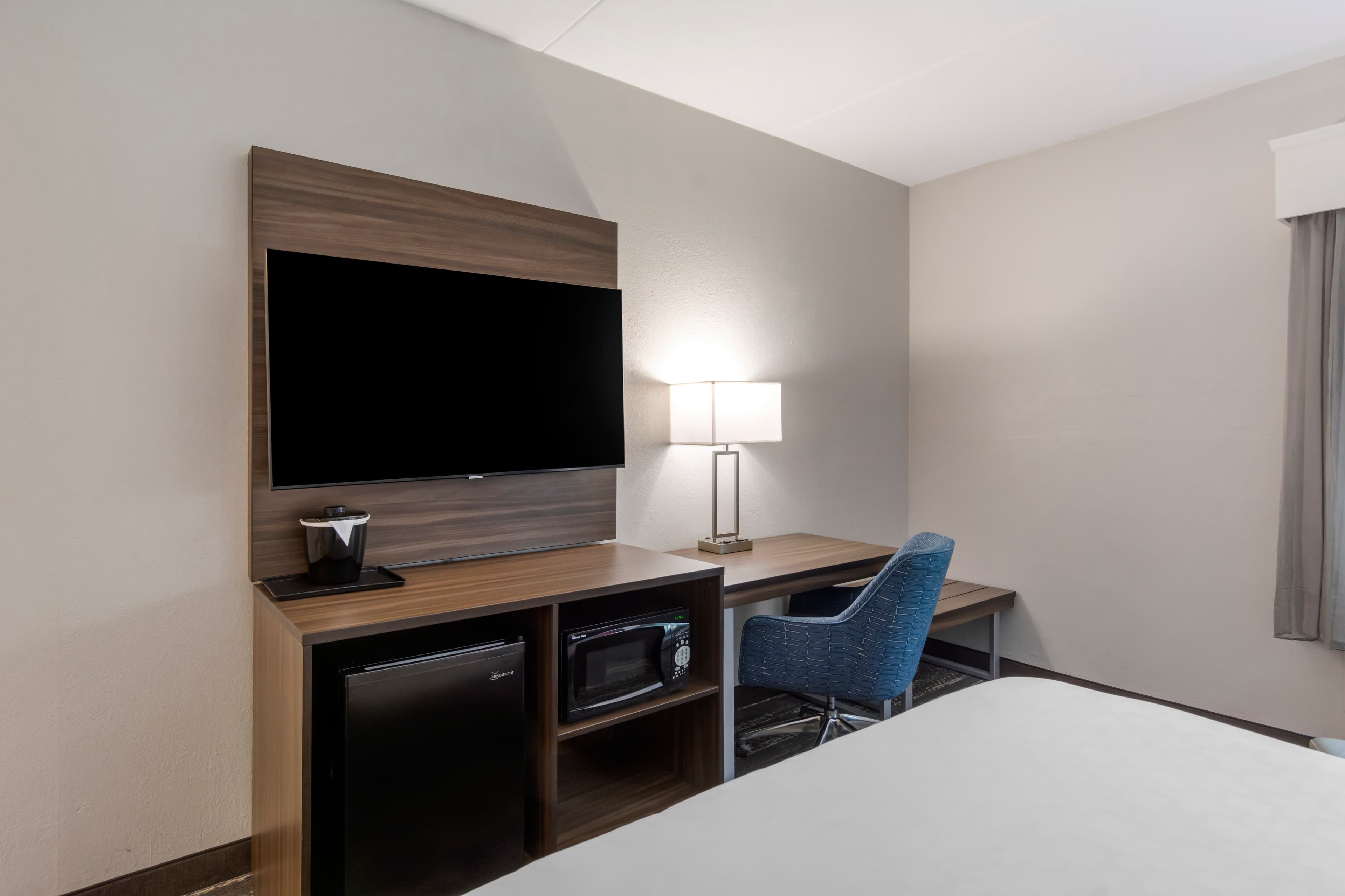 Clarion Pointe Charlottesville — 13