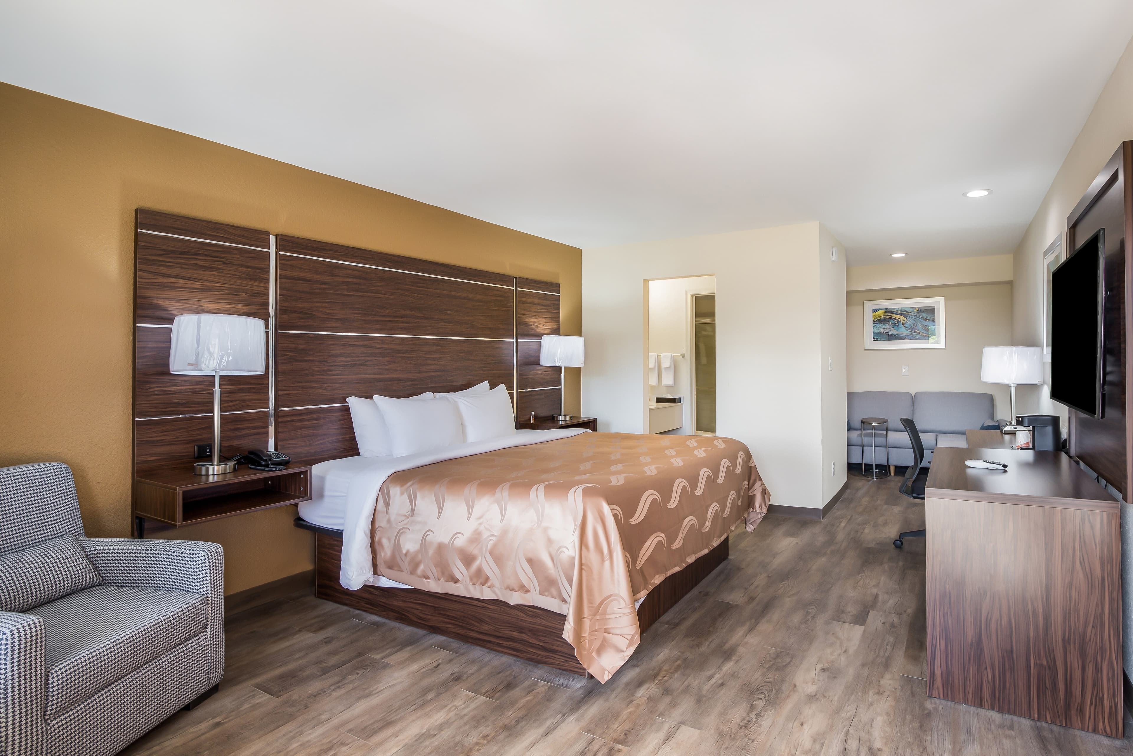 Quality Inn & Suites Suffolk West - Image 5