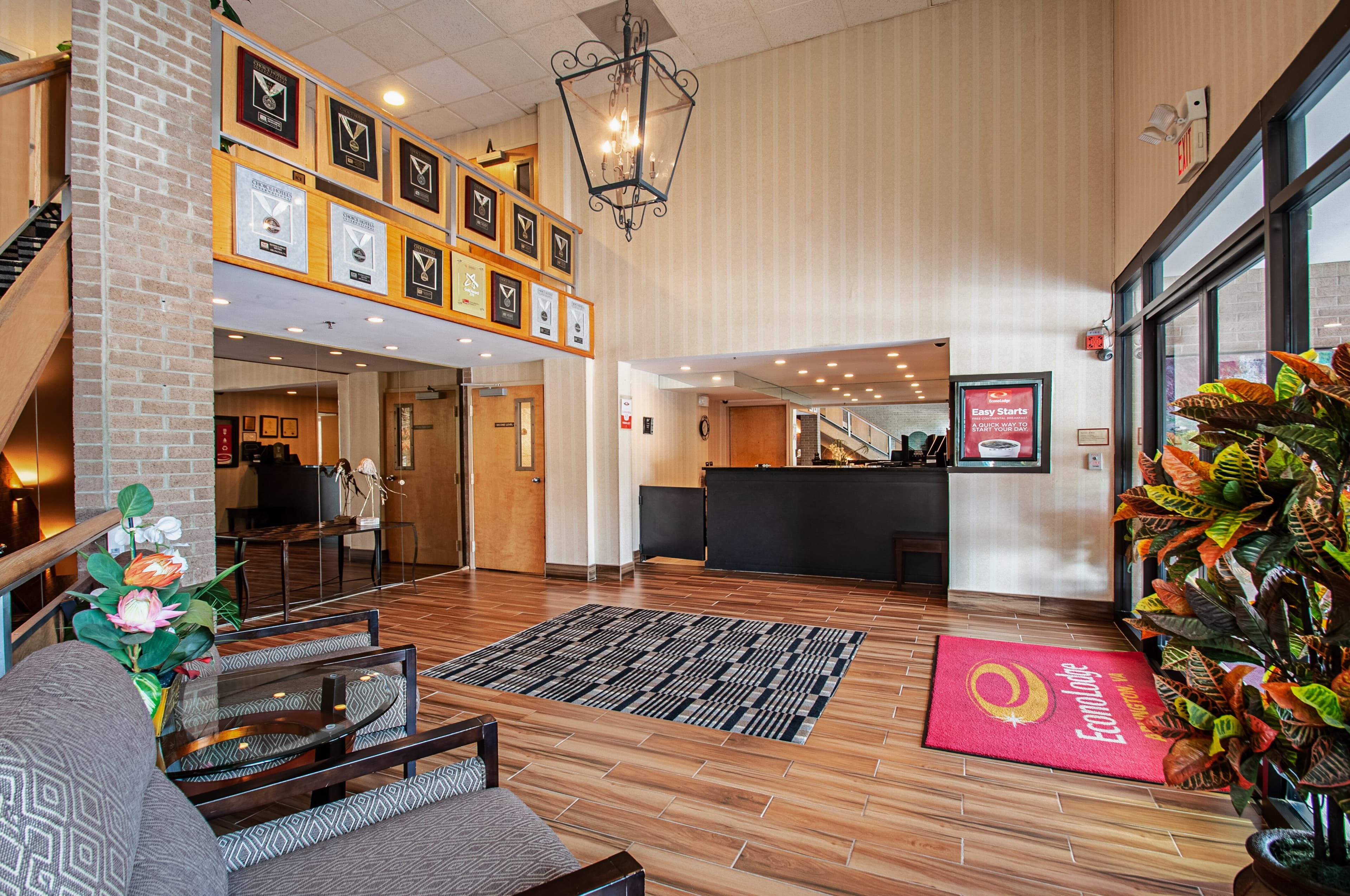 Econo Lodge Metro - Image 1