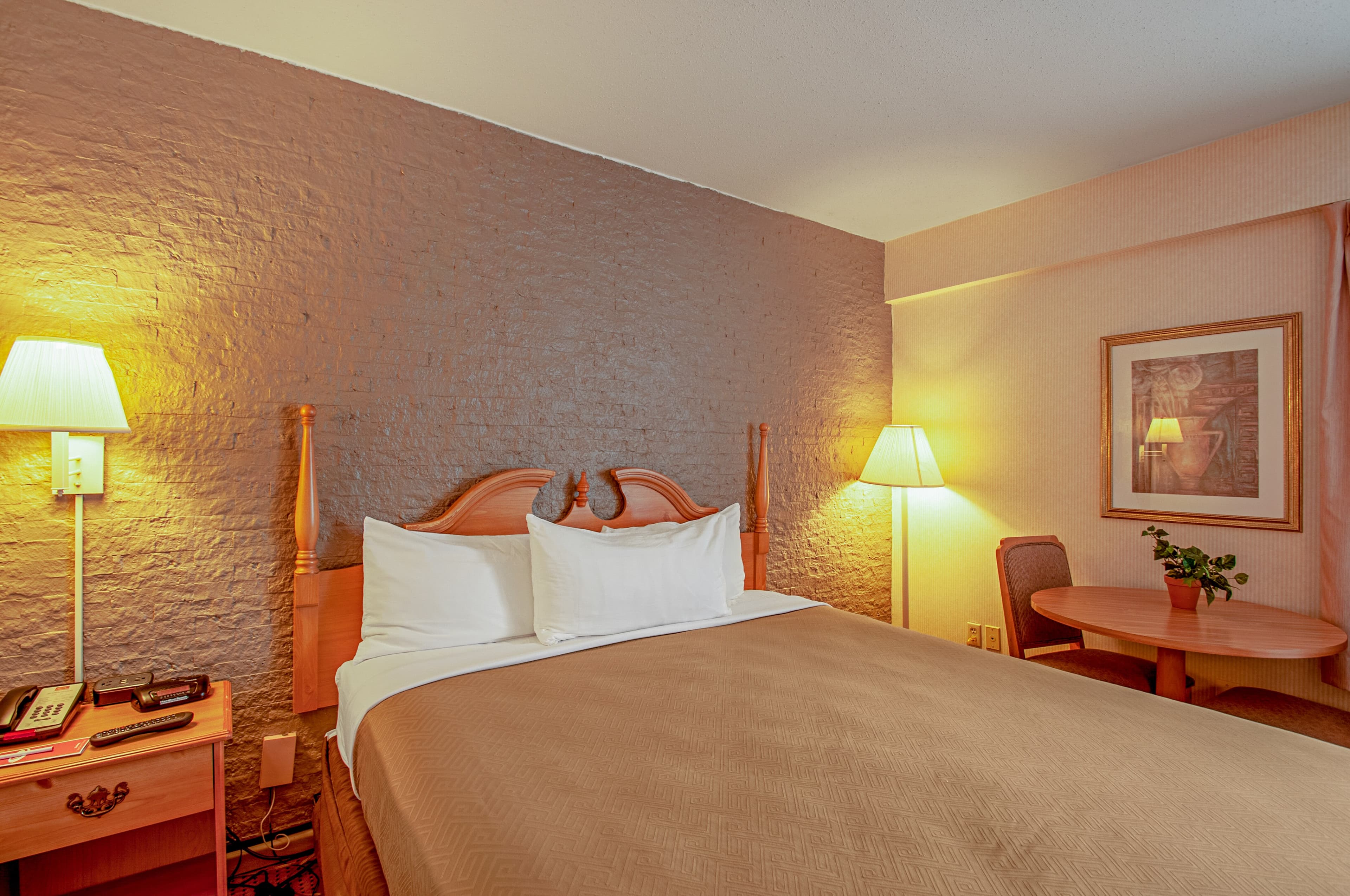 Econo Lodge Metro - Image 4
