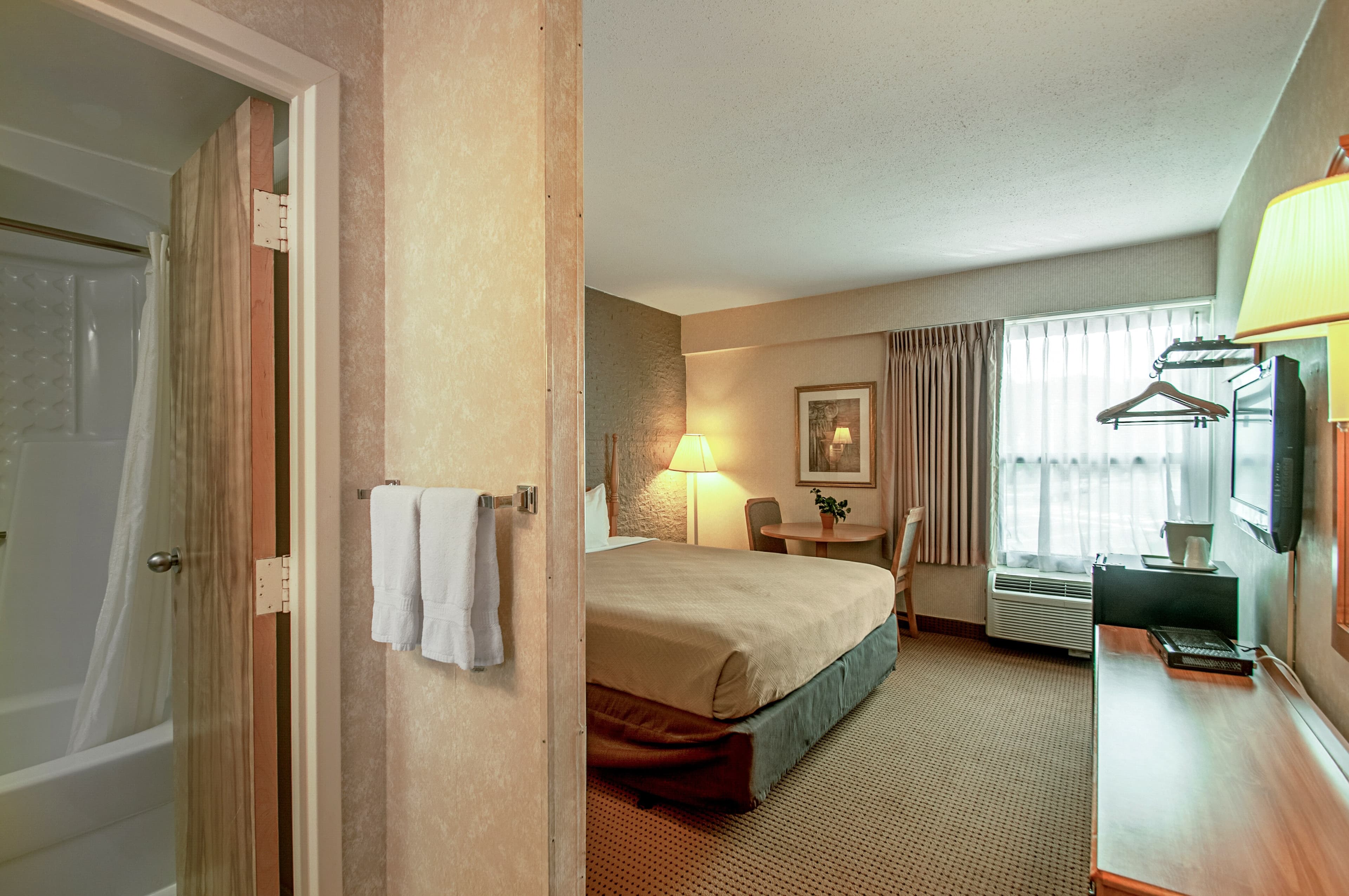 Econo Lodge Metro — 6