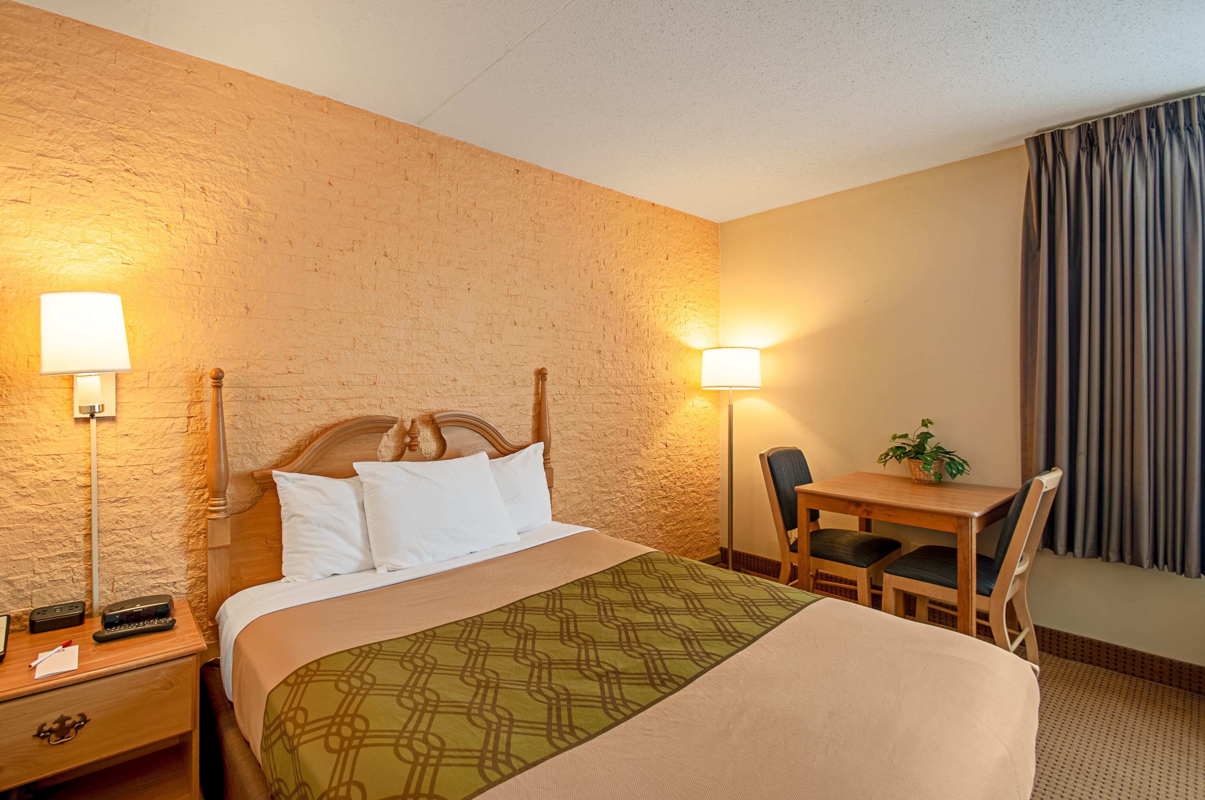 Econo Lodge Metro — 7