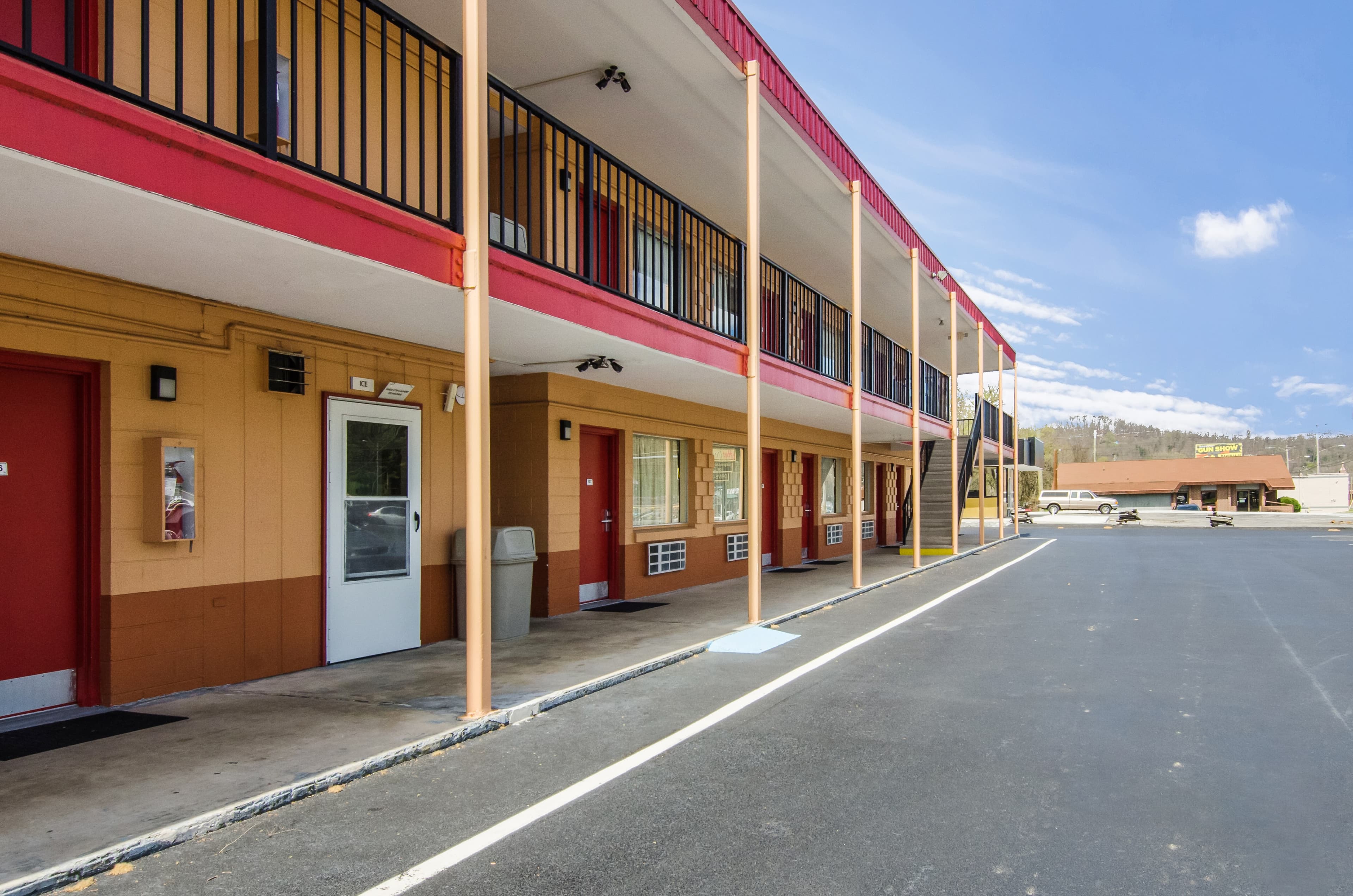 Econo Lodge Near Motor Speedway - Image 1