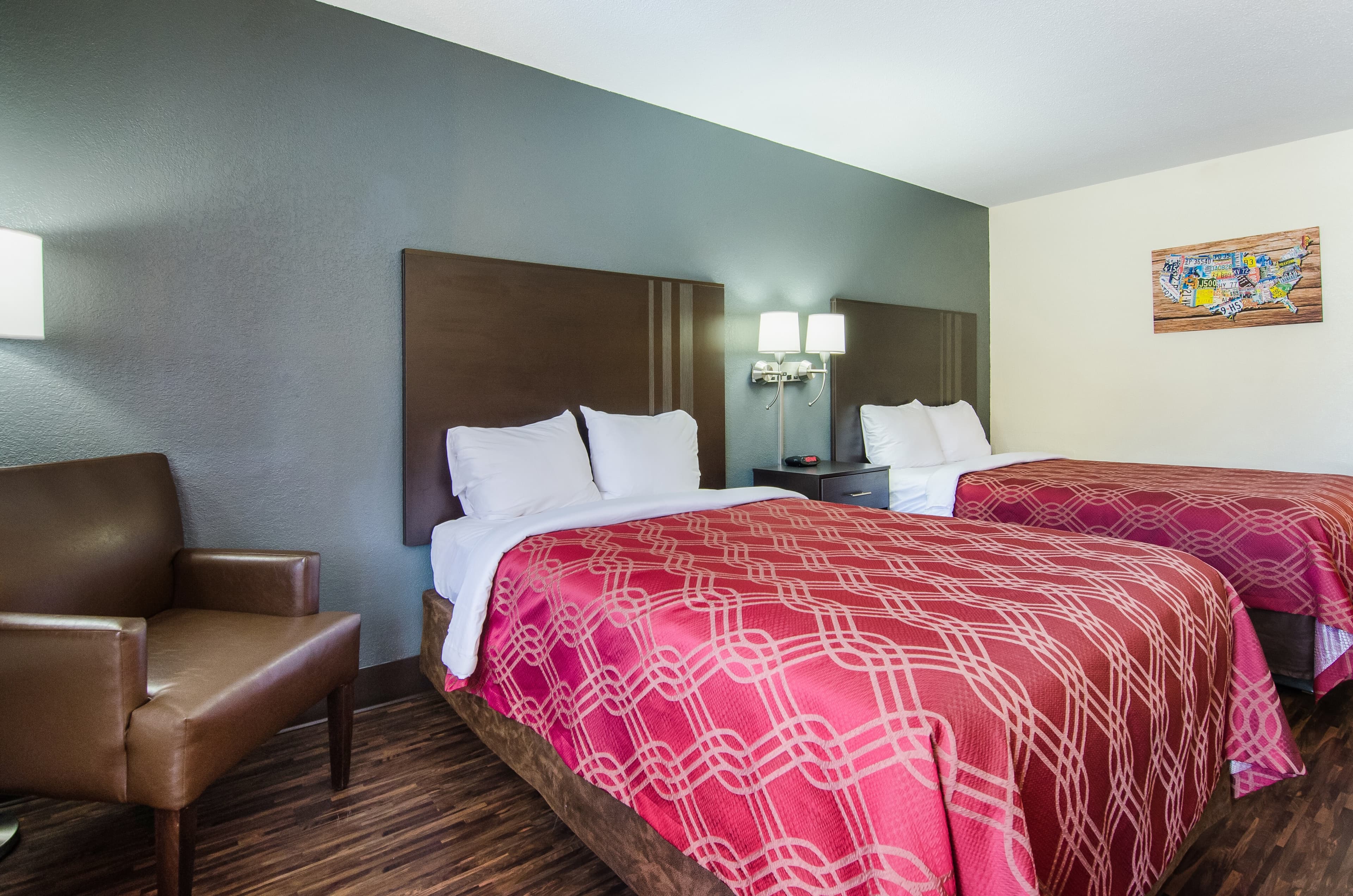 Econo Lodge Near Motor Speedway - Image 3