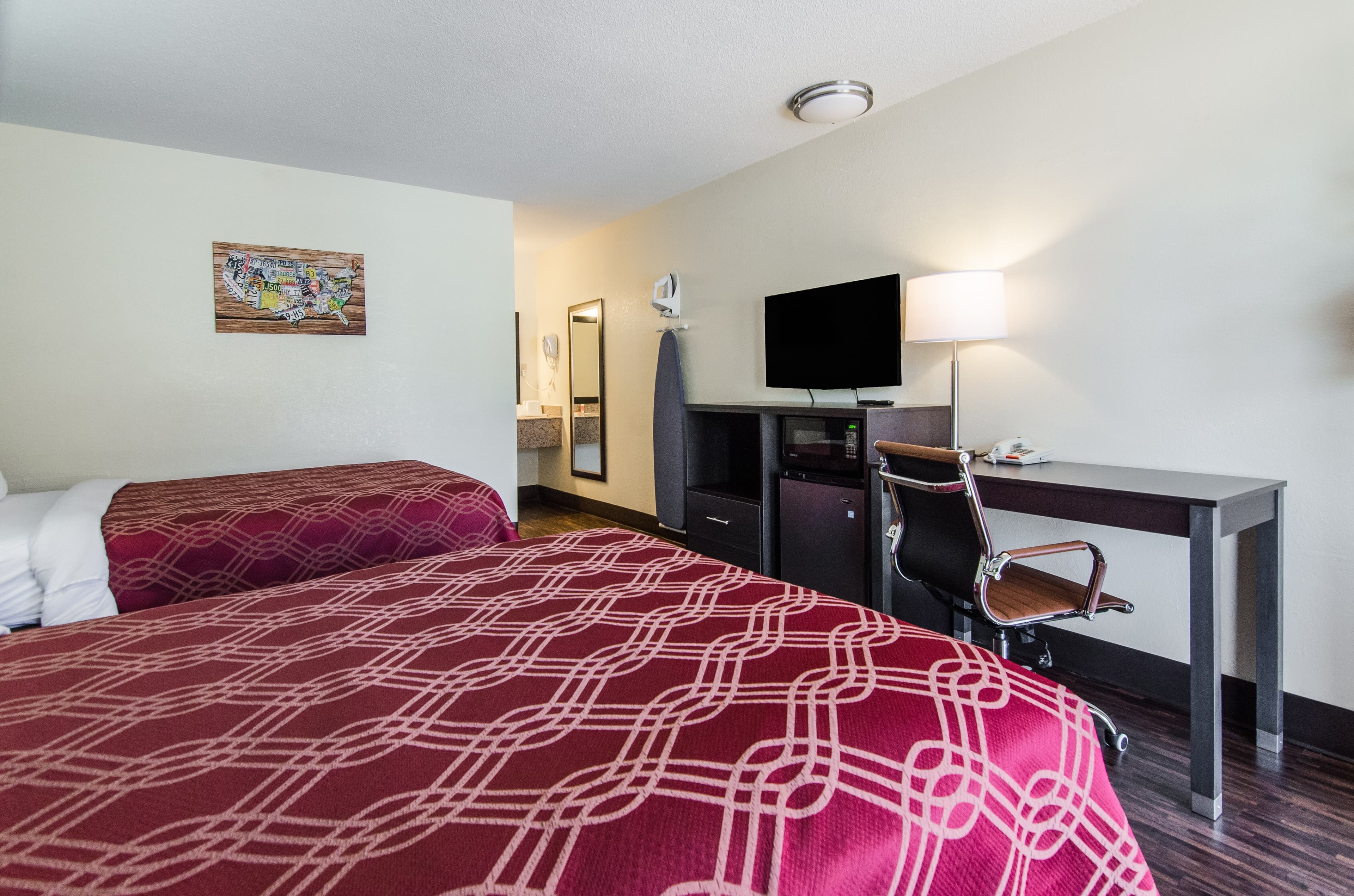 Econo Lodge Near Motor Speedway - Image 4