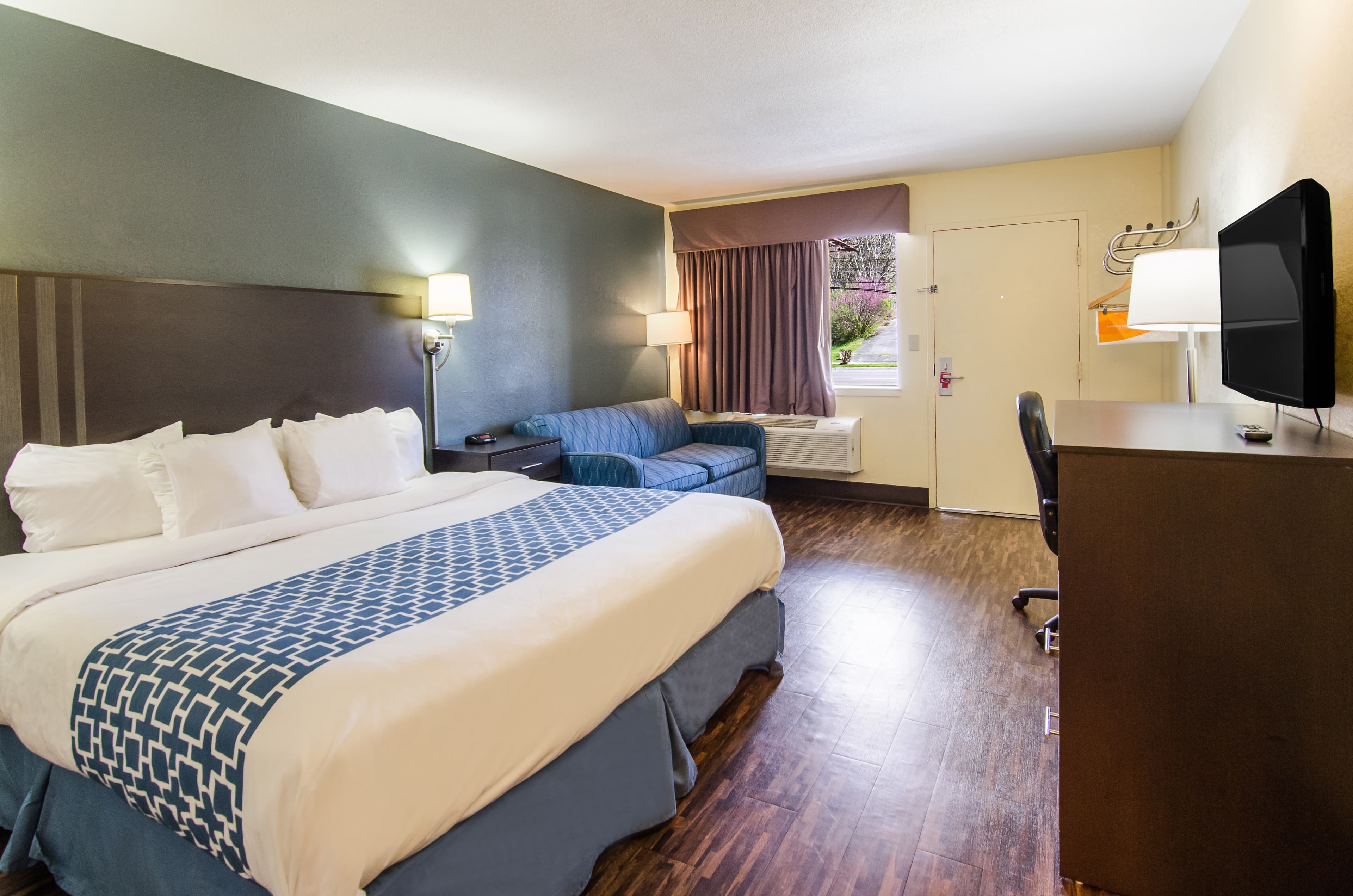 Econo Lodge Near Motor Speedway — 25