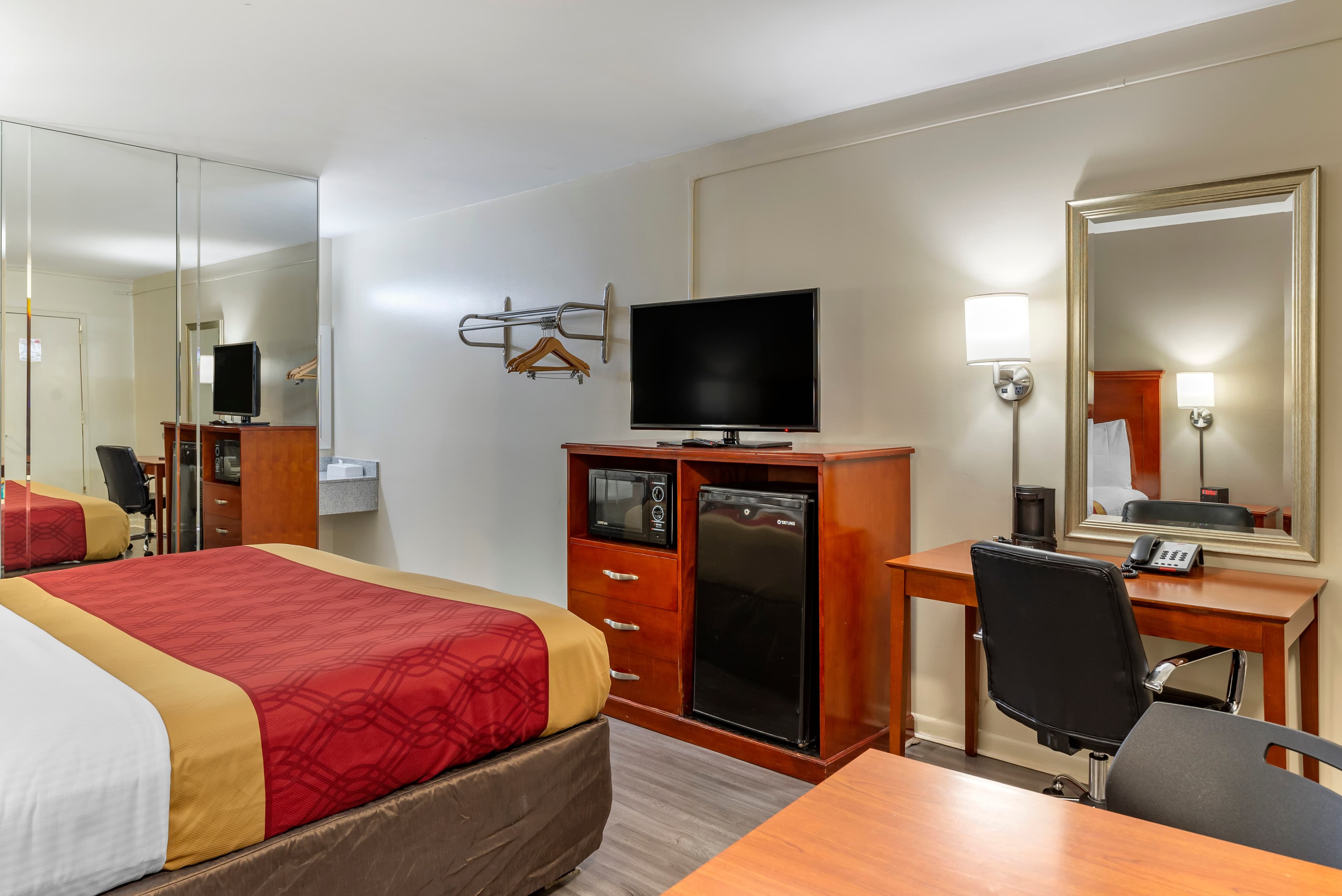 Econo Lodge Charlottesville North - University Area — 8