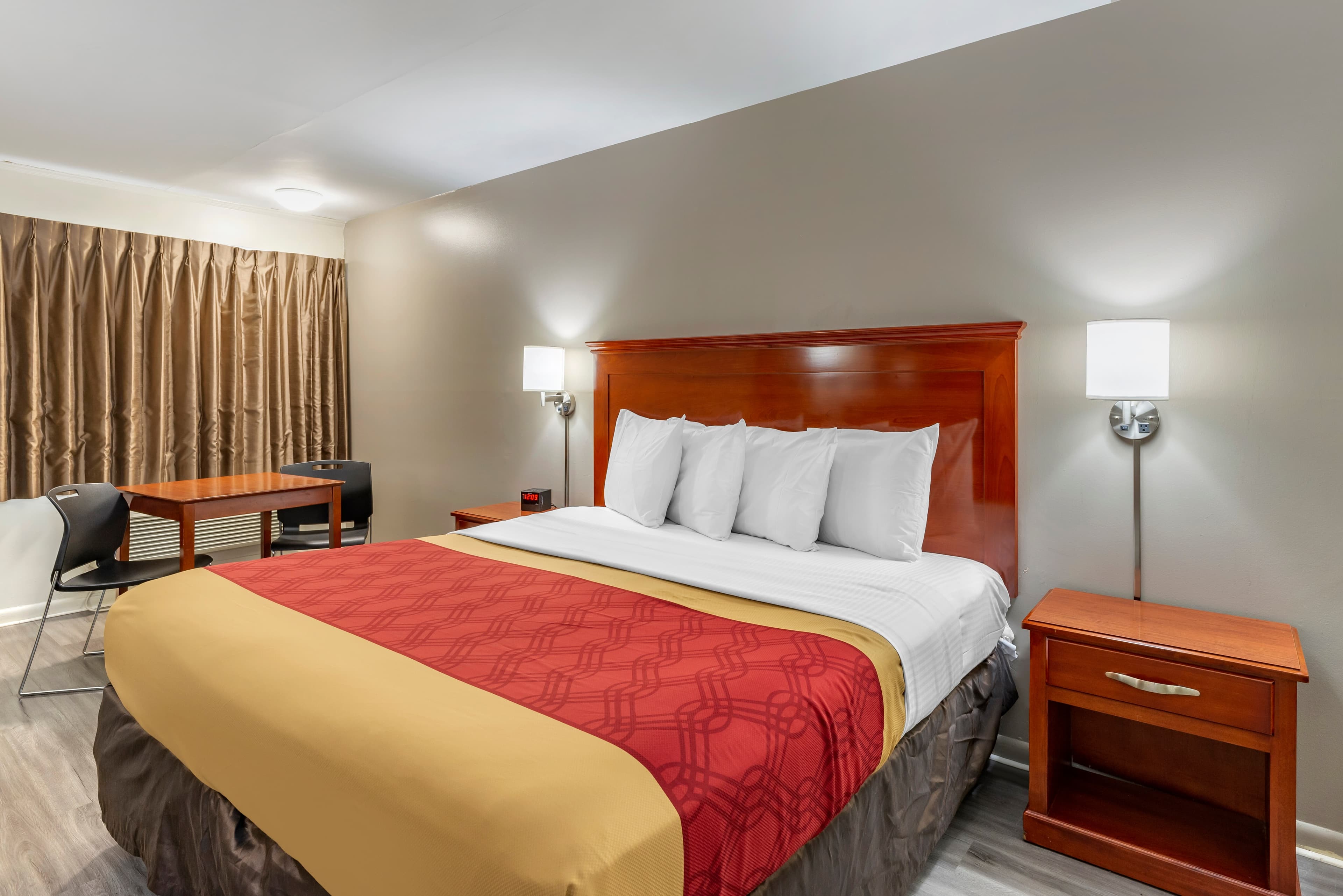 Econo Lodge Charlottesville North - University Area — 9