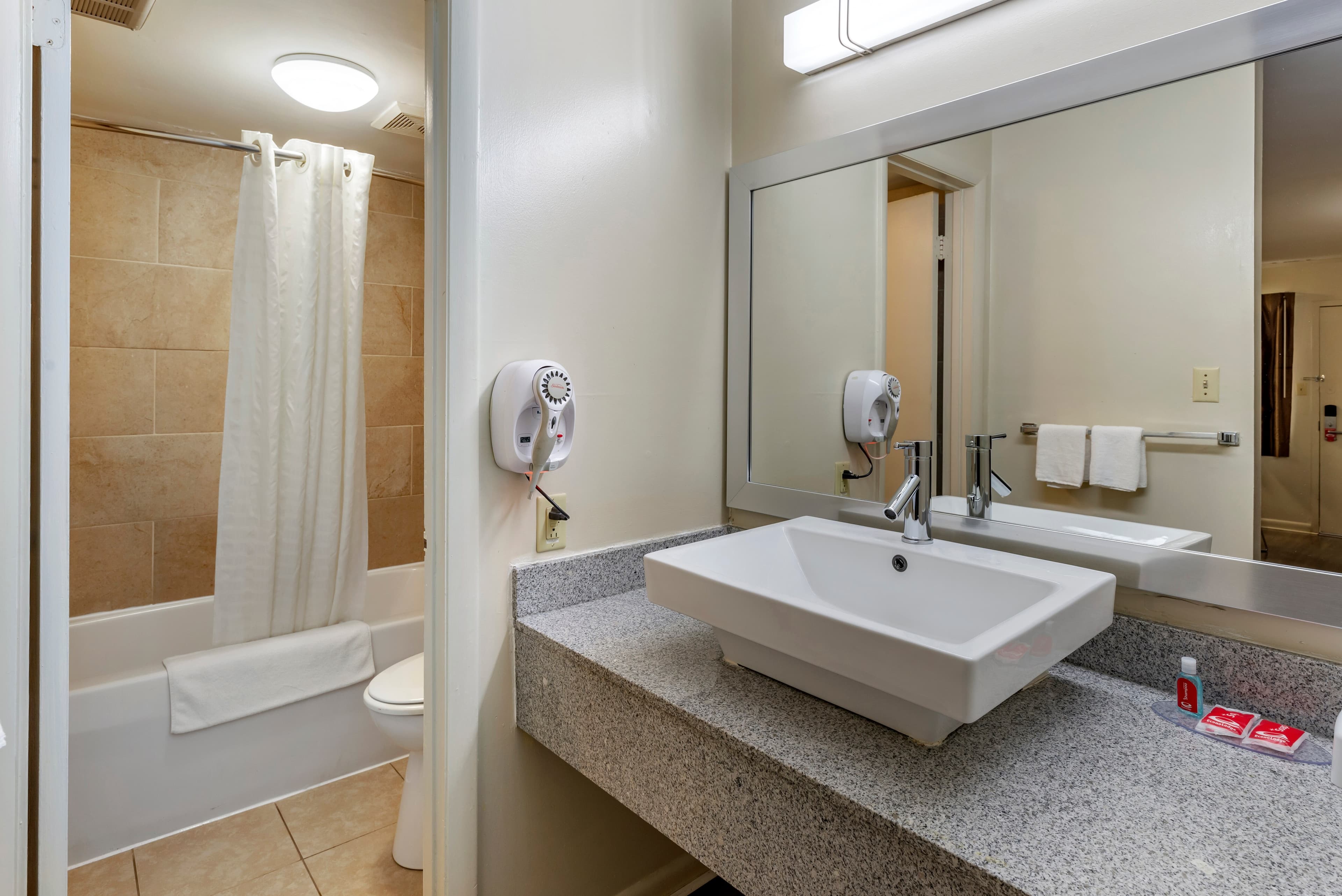 Econo Lodge Charlottesville North - University Area — 11
