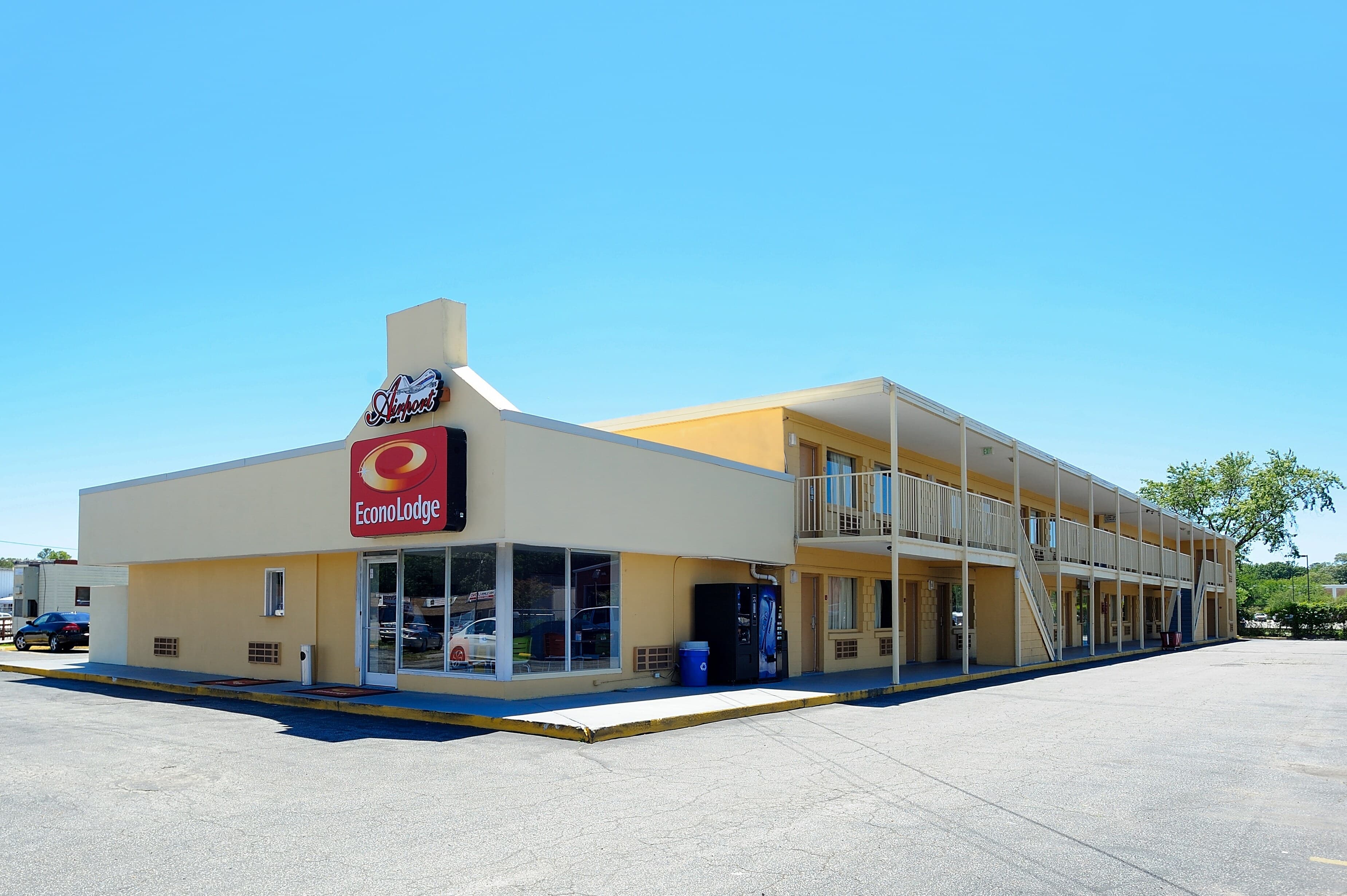 Econo Lodge Norfolk Airport - Image 1