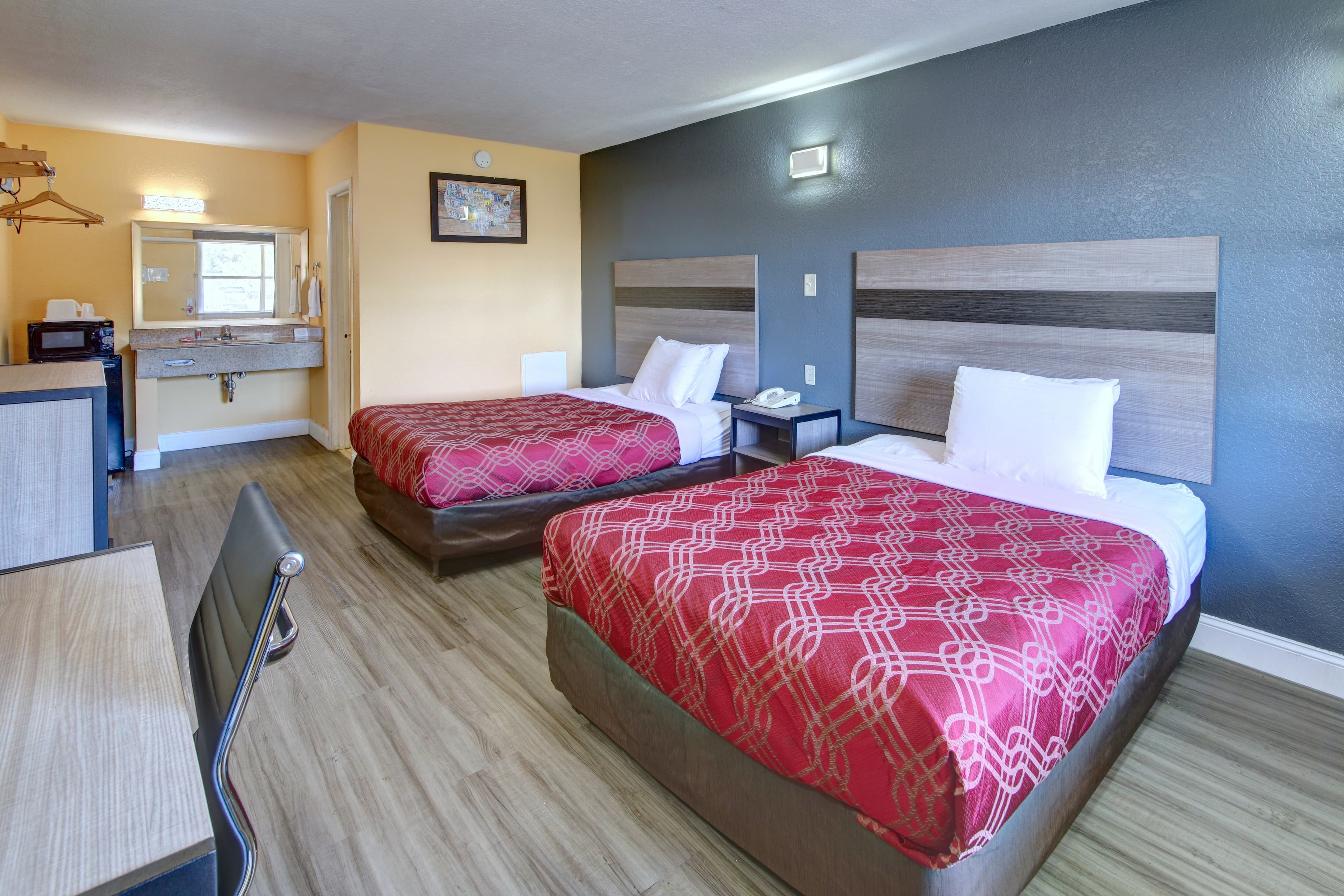 Econo Lodge at Military Circle — 2