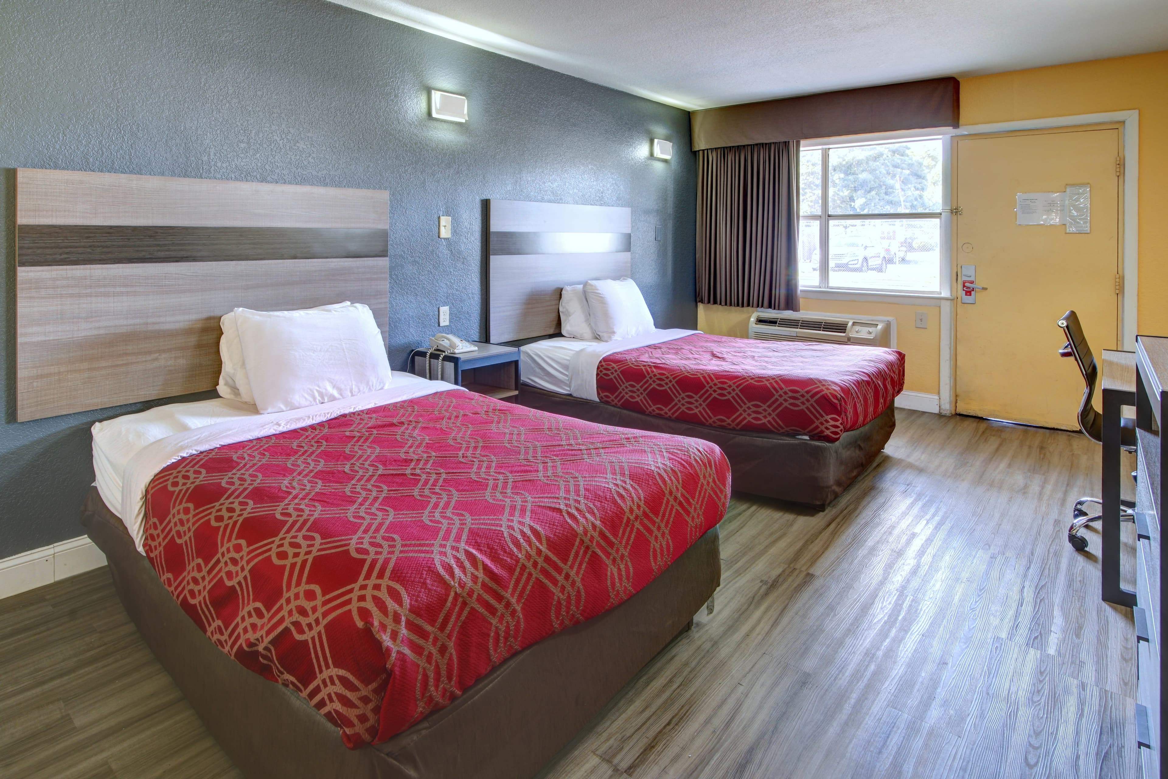 Econo Lodge at Military Circle — 4