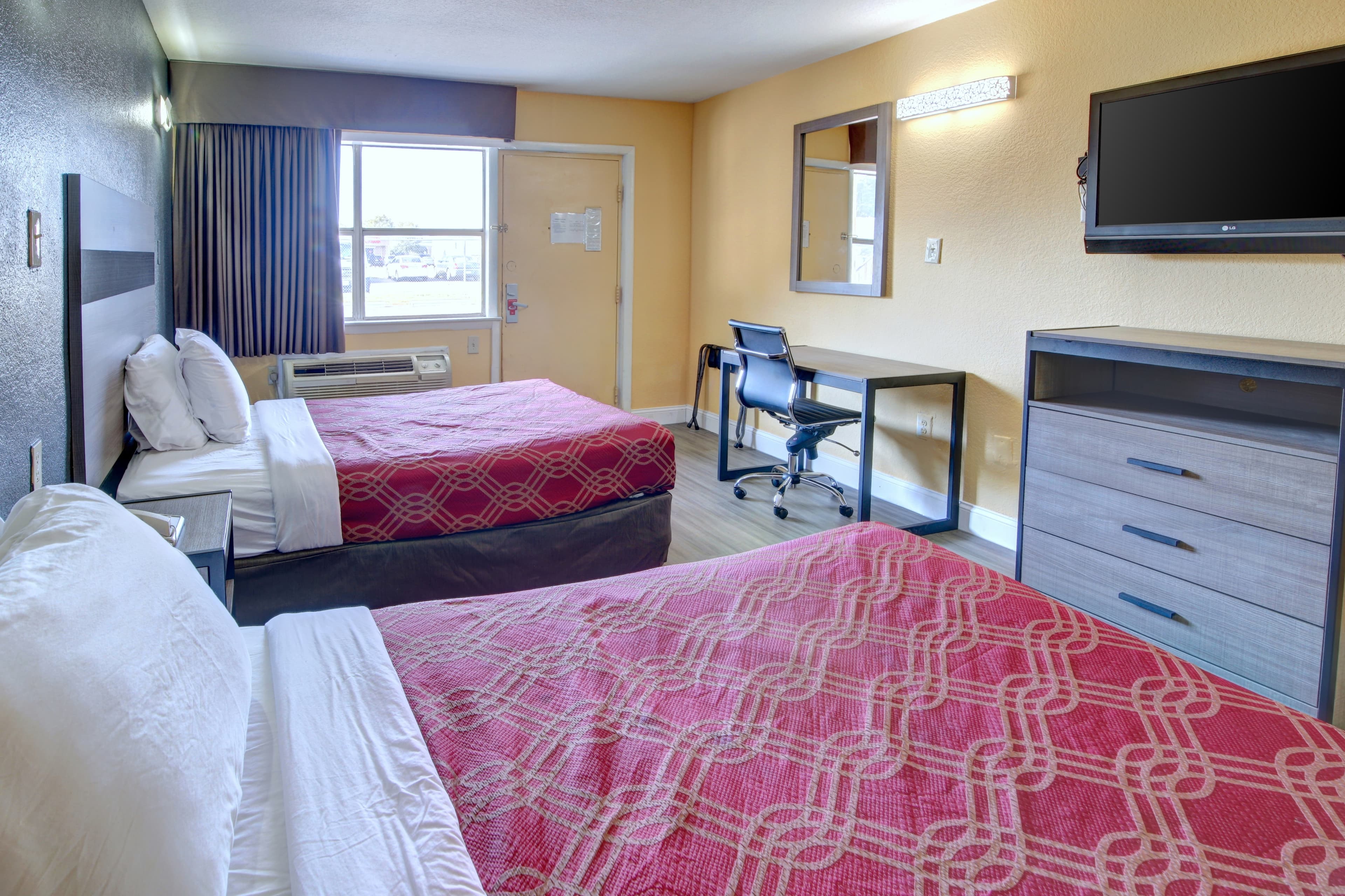 Econo Lodge at Military Circle — 5